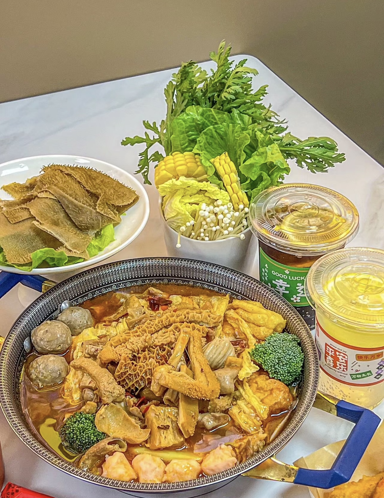 牛杂火锅，热情似火燃味蕾！香辣的汤底，翻 配图1