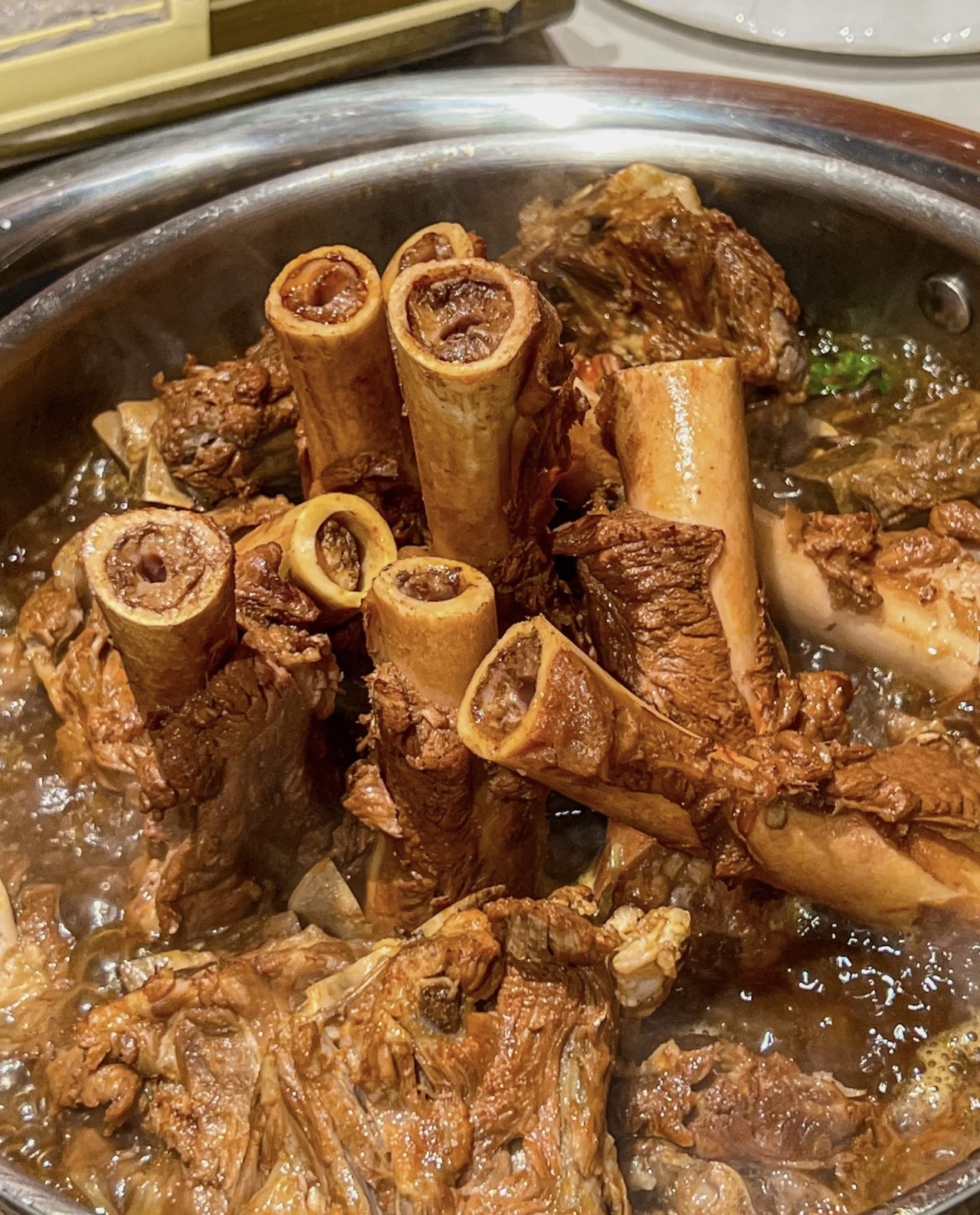 羊蝎子吃着满口香，大块的肉一啃就脱骨了， 配图1