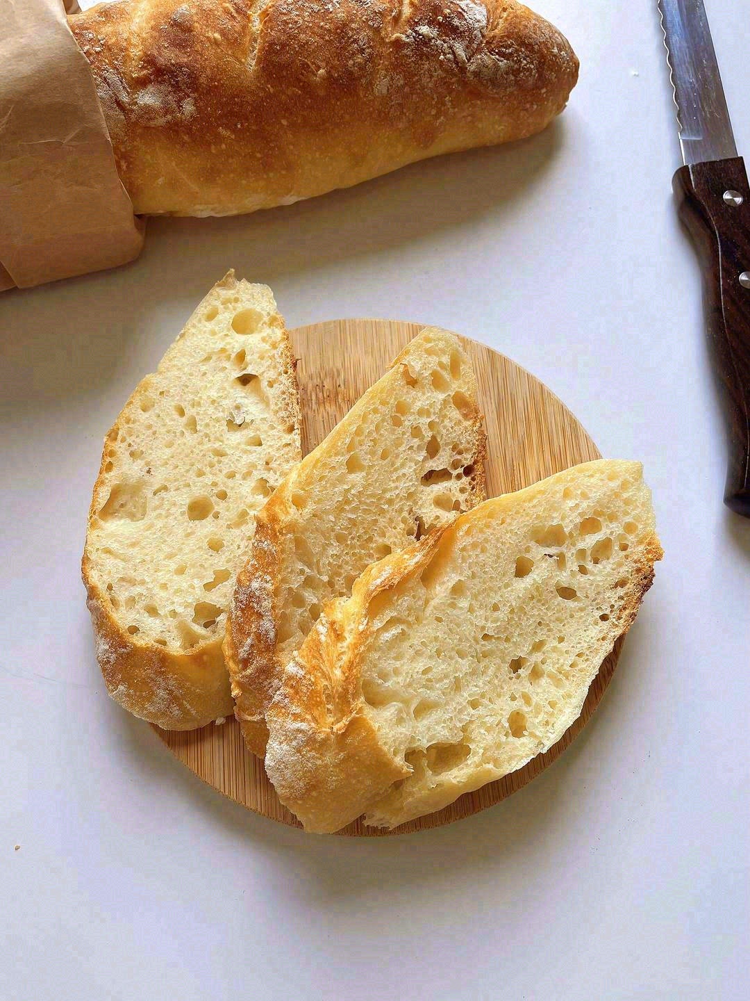 🥖法棍刚出炉的样子，是它最迷人的时刻🥰  配图1