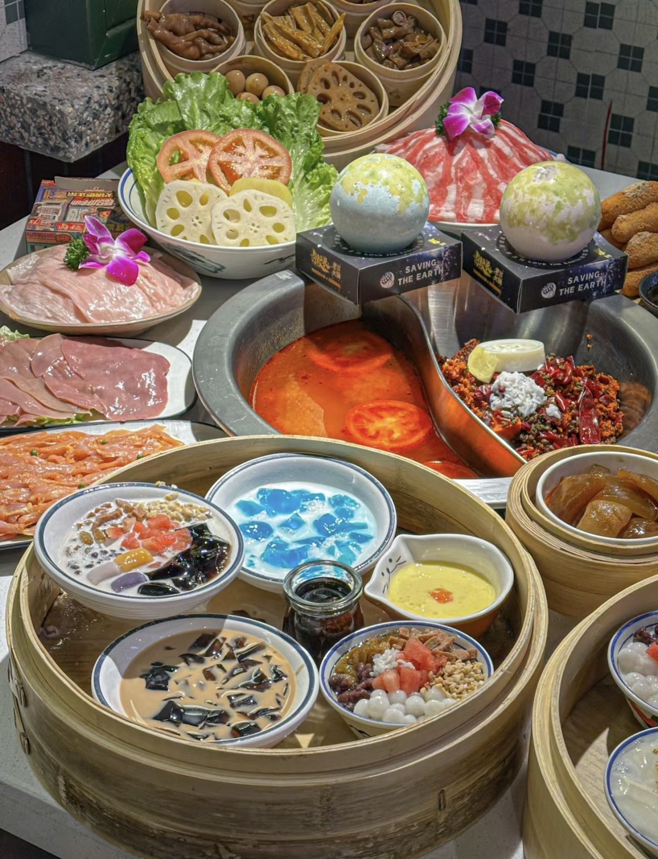 红汤翻滚，食材跳跃，麻辣鲜香刺激着味蕾， 配图1