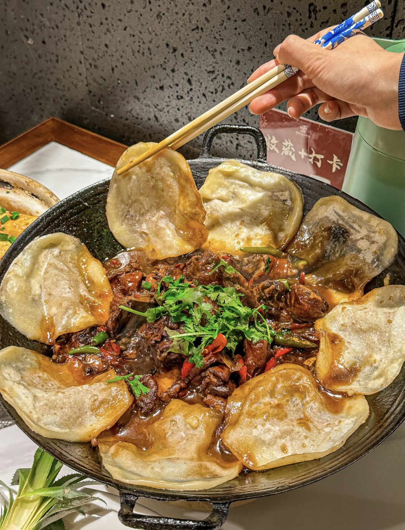 地锅鸡，那是记忆中最温暖的味道。灶台下柴 配图2