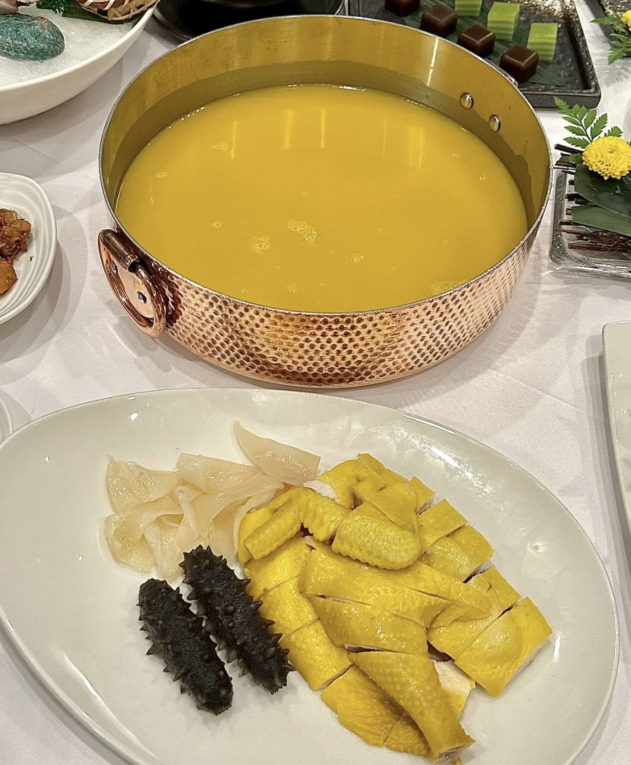 花胶鸡火锅给你一场奢华的味觉之旅。花胶的 配图2