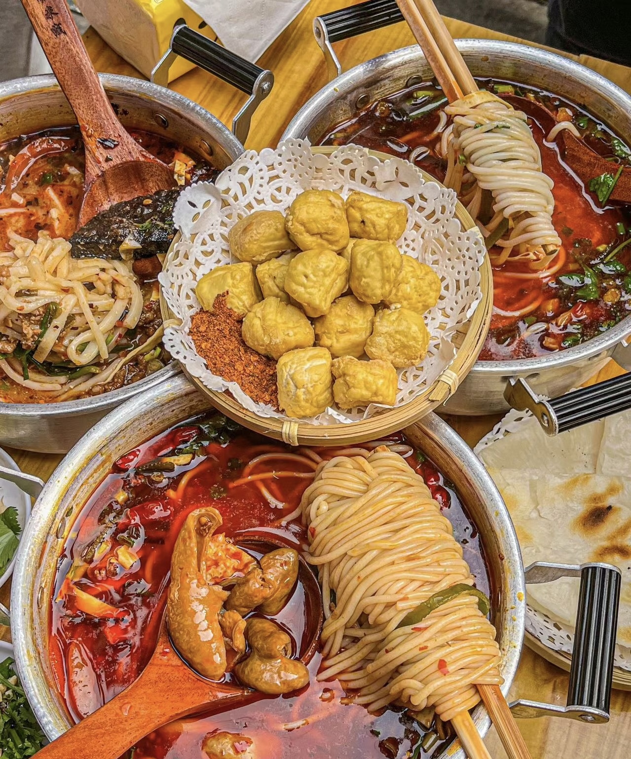 肥肠米线，满满的红油，一端上桌都香得上头 配图1
