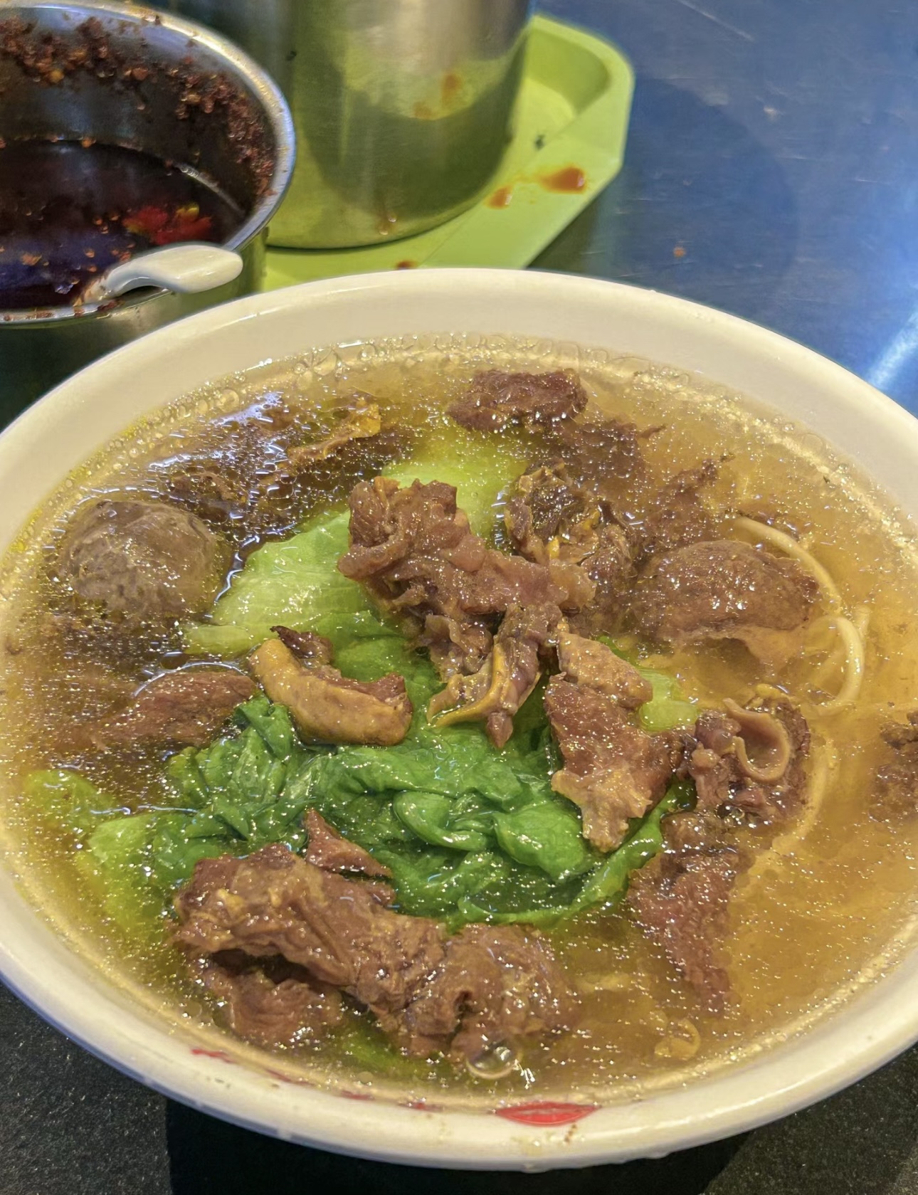 一碗牛肉面，香气四溢。大块牛肉与筋道面条 配图2