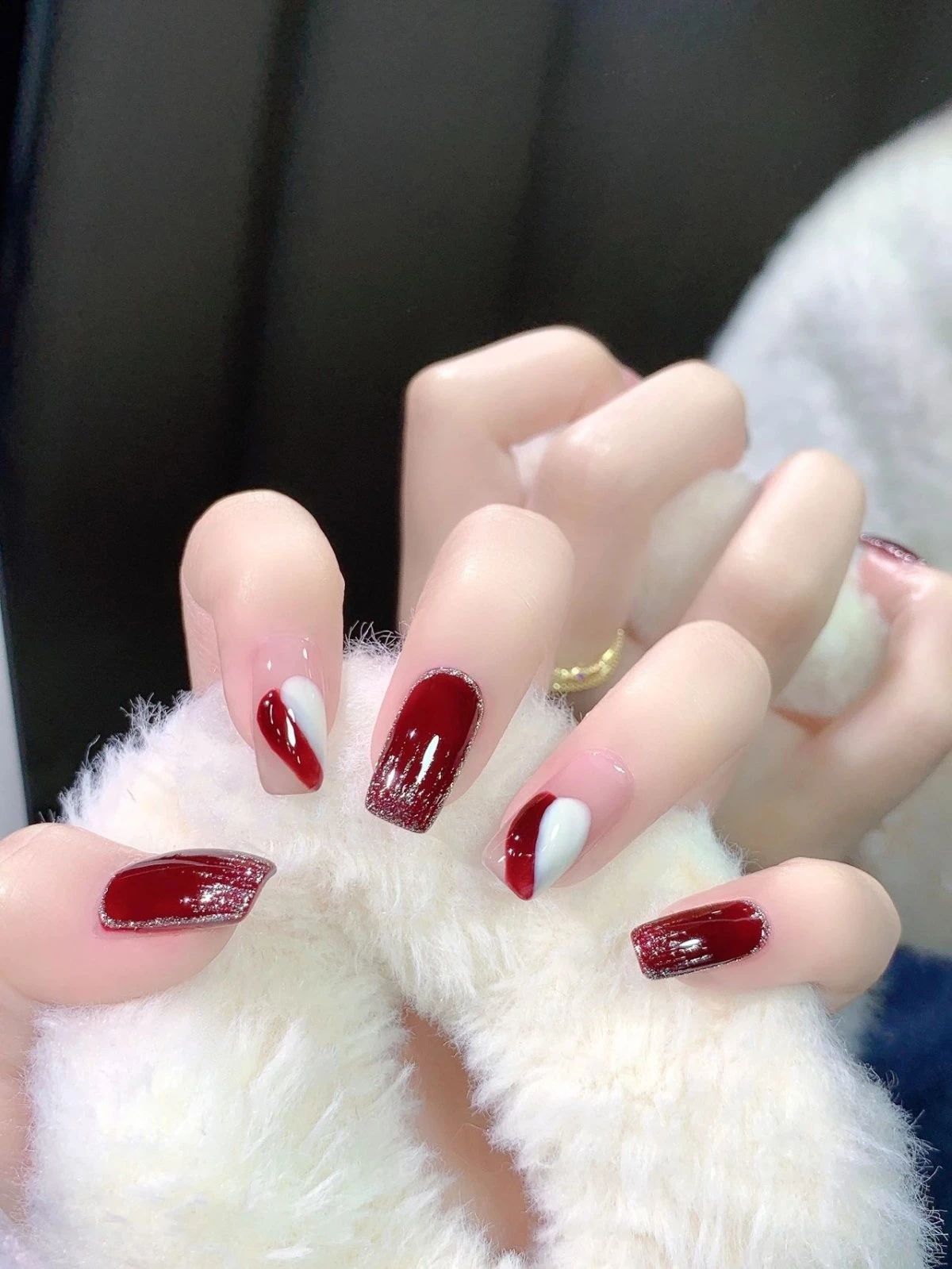 🍒红白cp撞色美甲 由红色做主色调，金色
