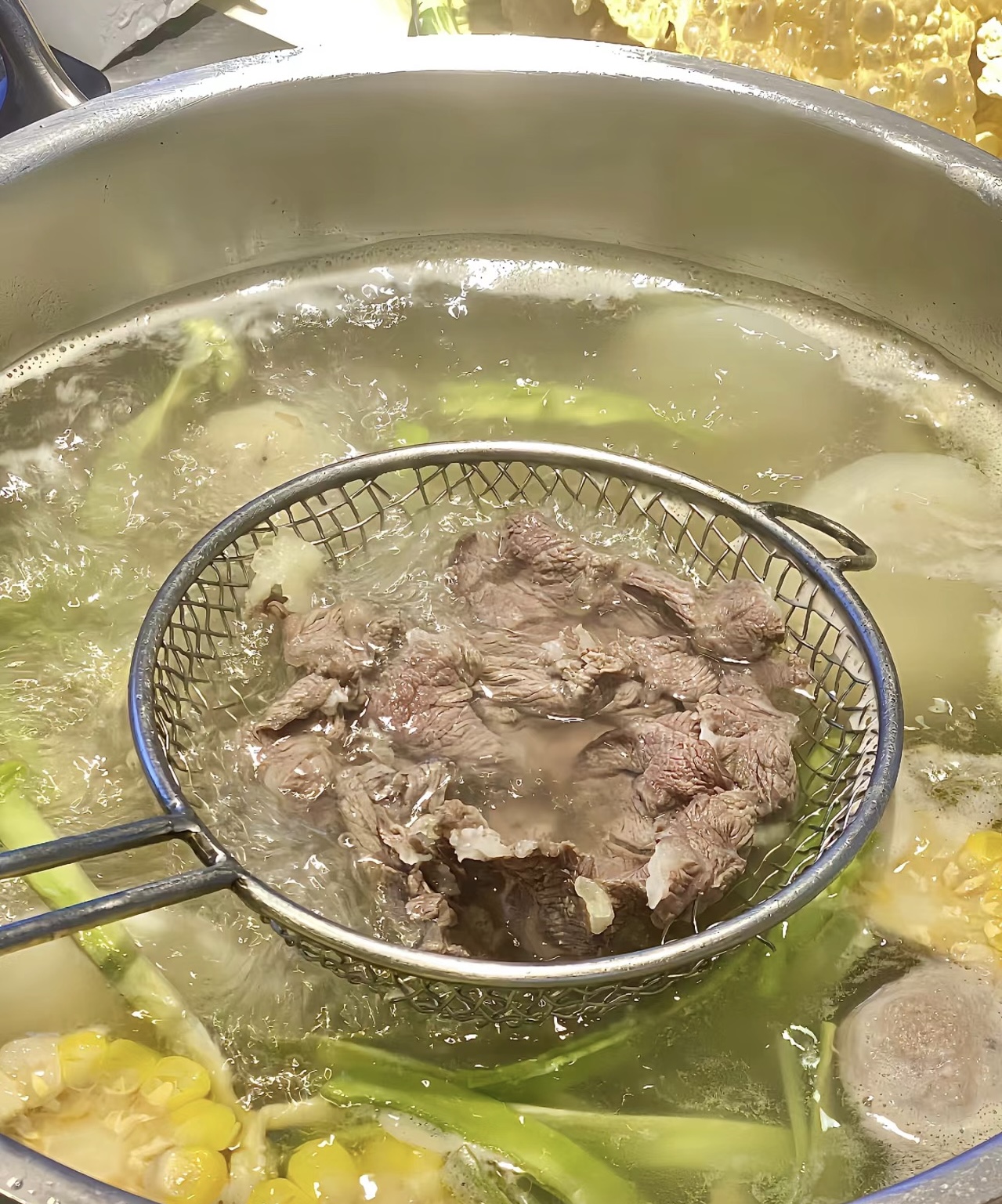只有这样清淡的锅底才能最大限度地还原出牛 配图1