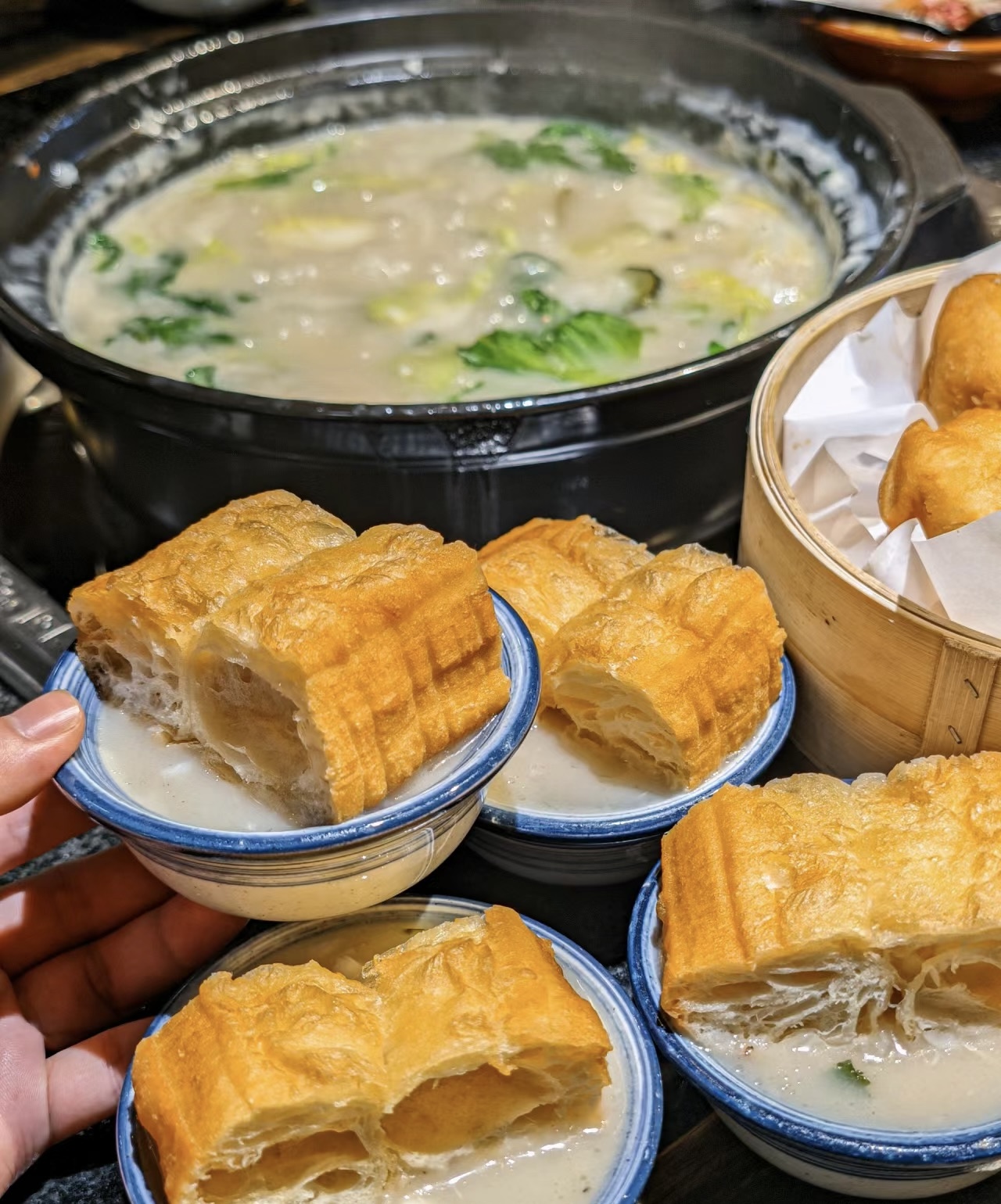 粥底火锅。细腻的粥底，搭配丰富食材，熬煮 配图1