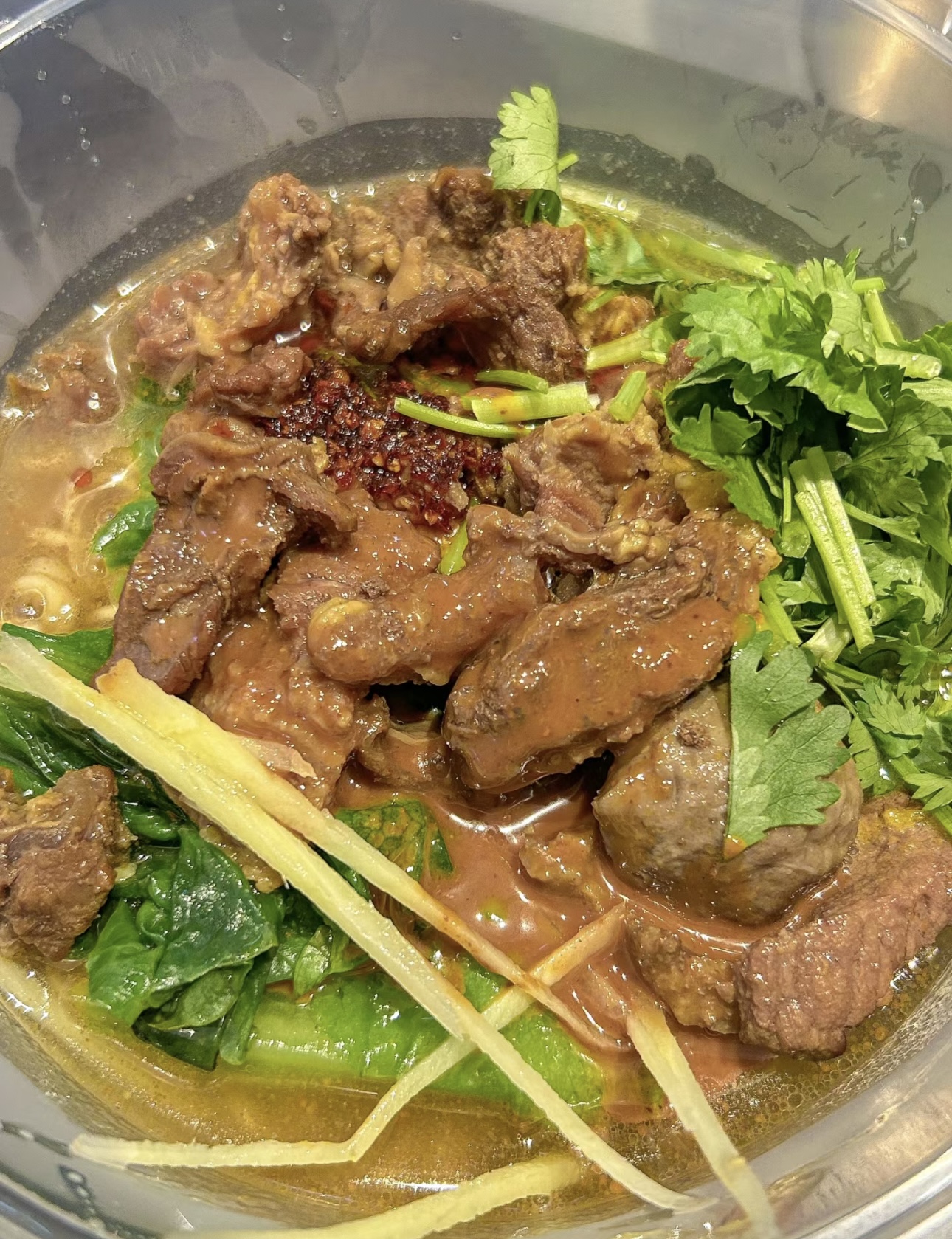 一碗牛肉面，香气四溢。大块牛肉与筋道面条 配图3
