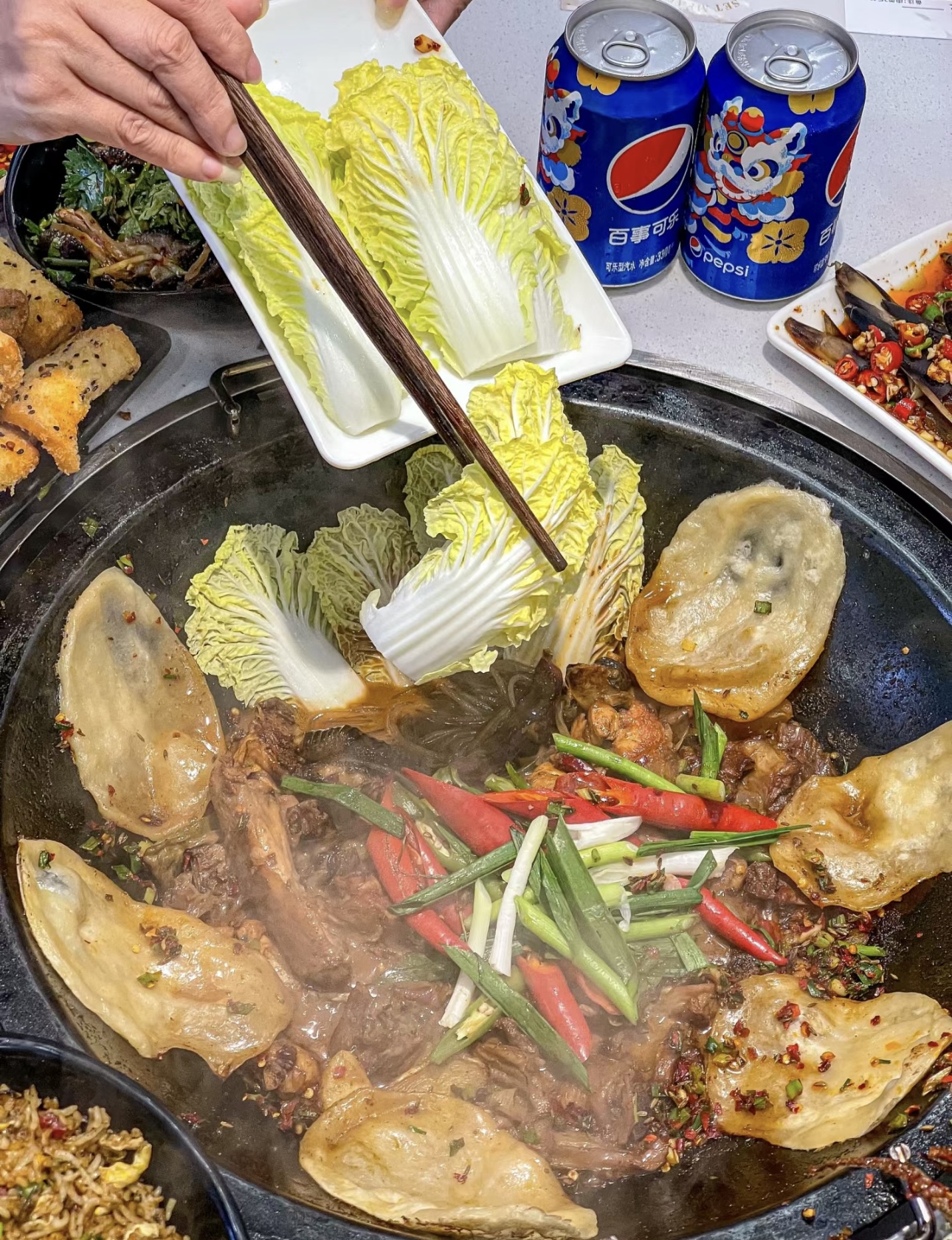 地锅鸡，铁锅炖煮，鸡肉鲜嫩多汁。贴饼沾满 配图2