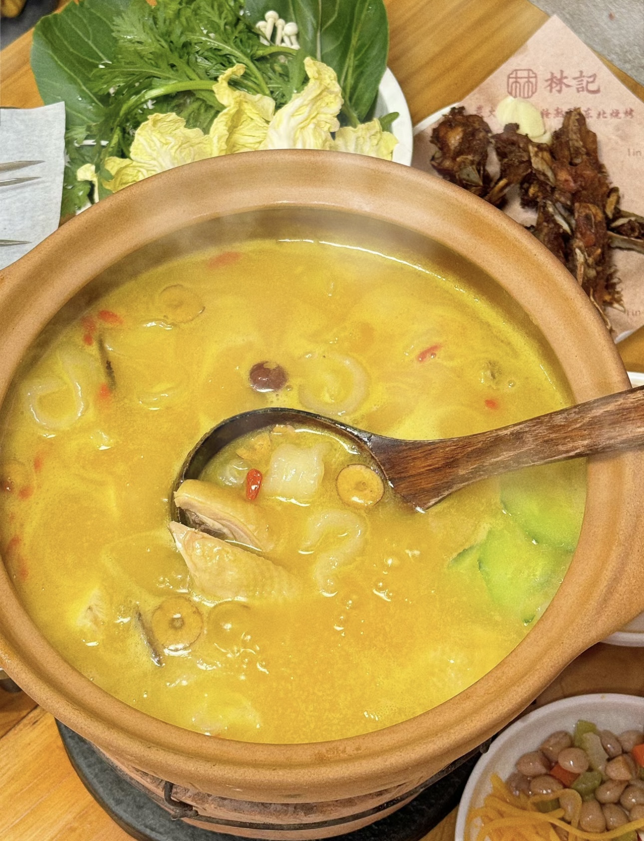 美味的花胶鸡火锅。浓郁的汤底，滑嫩的鸡肉 配图1