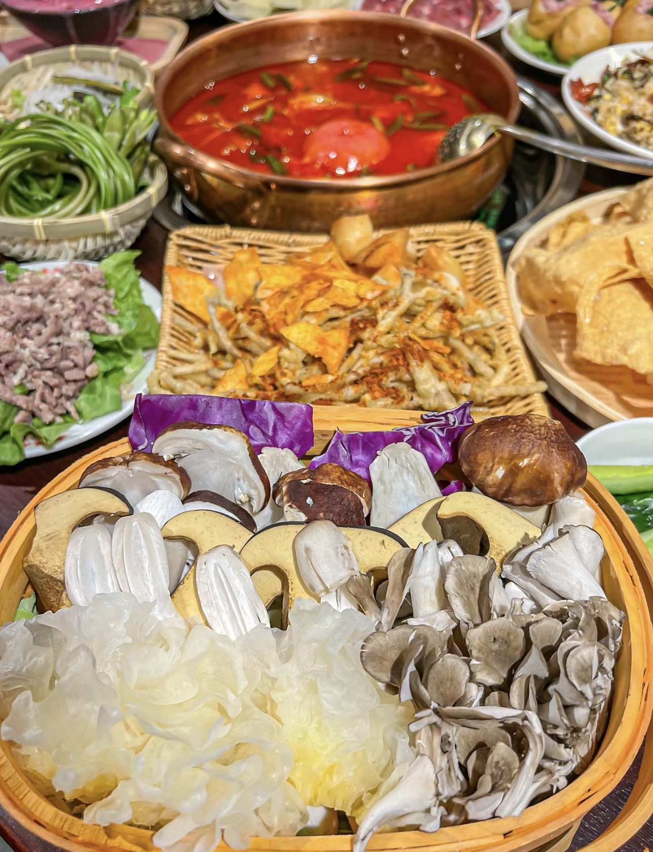 酸汤火锅，承载着岁月的记忆和情怀。那熟悉 配图2