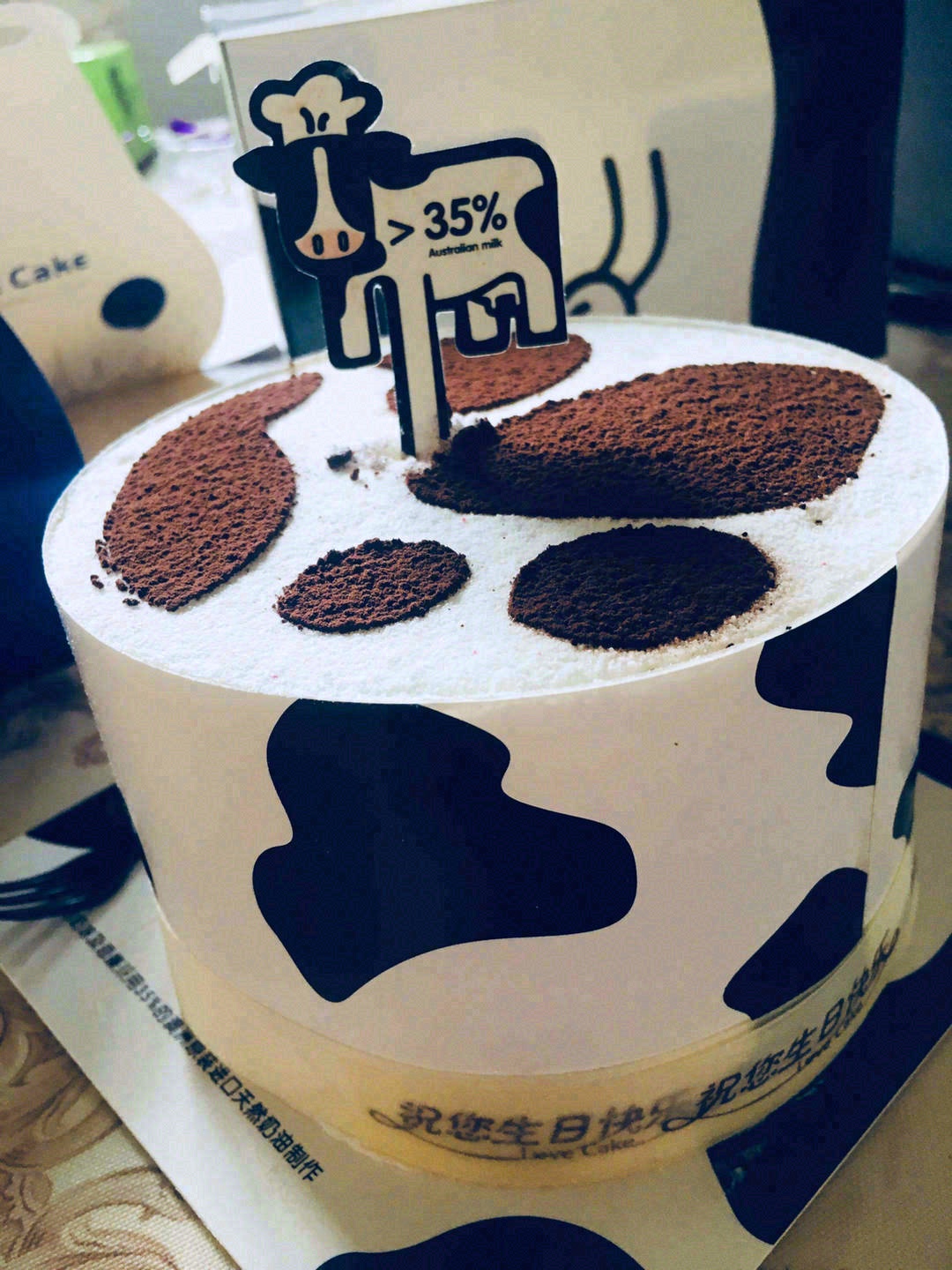 🍰圆圆的蛋糕上面站着一只可爱的小乳牛🐄要