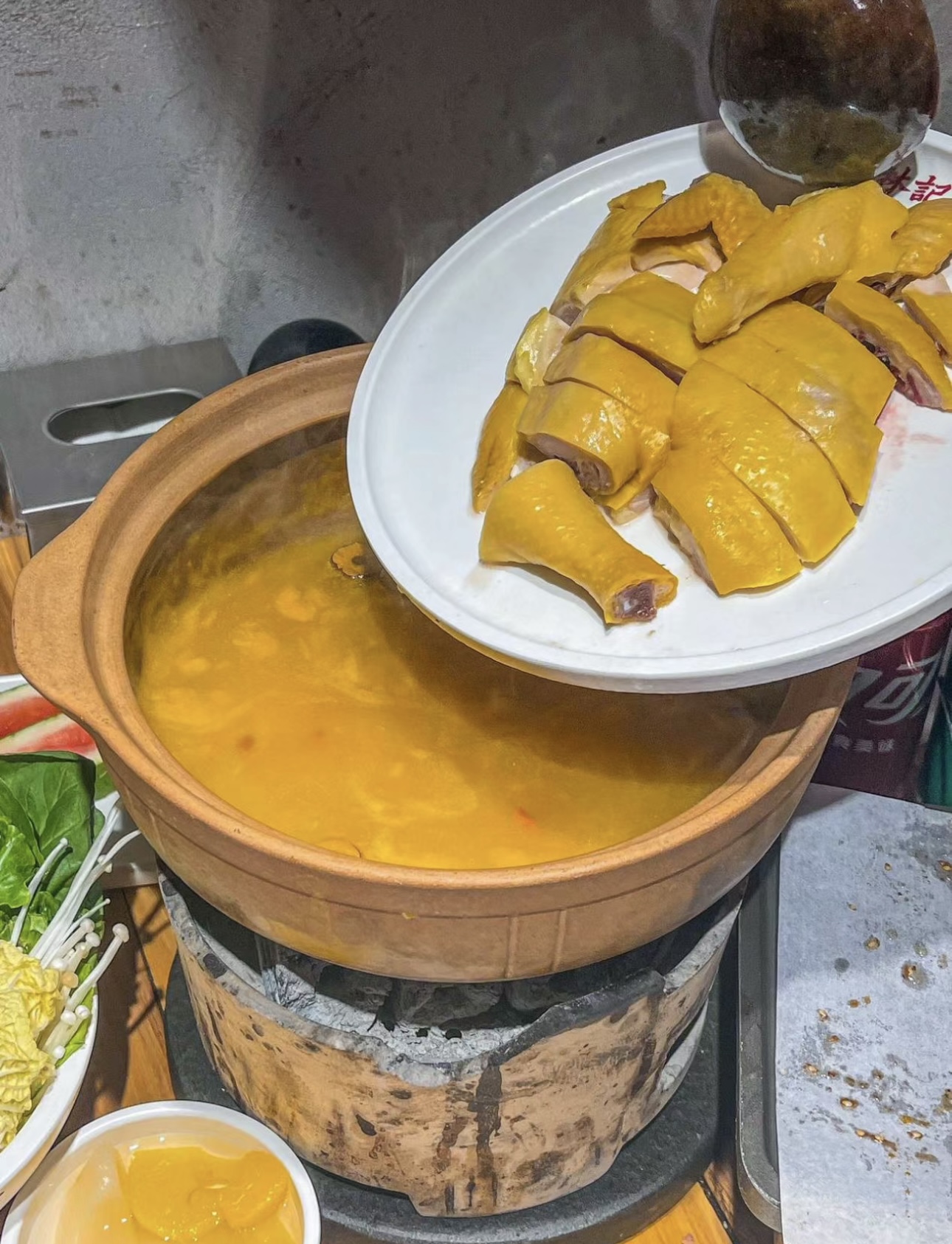 花椒鸡火锅，浓郁金汤，滋补花胶与鲜嫩鸡肉 配图2