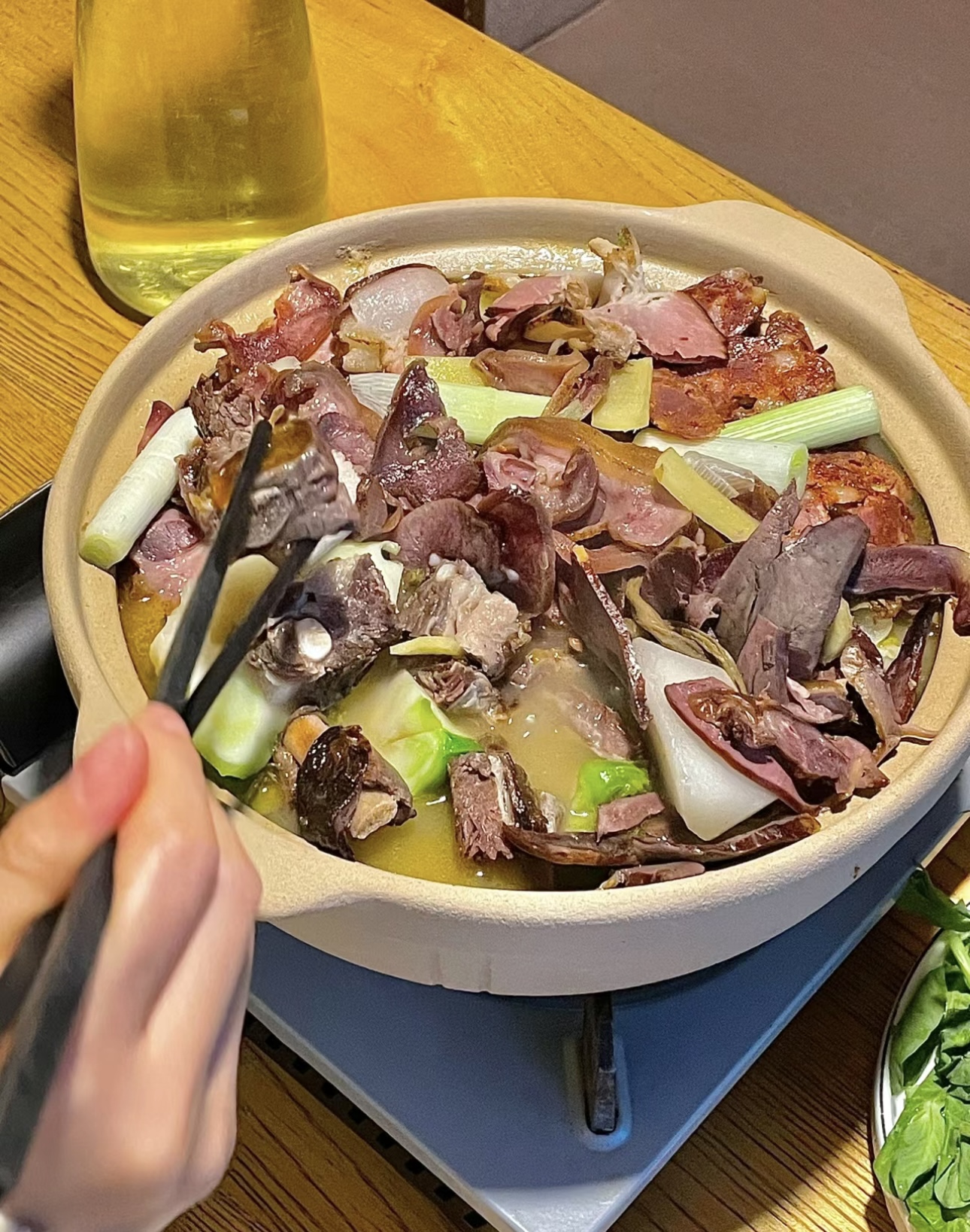 腊肉火锅，岁月沉淀的美味。那一片片熏香浓 配图1