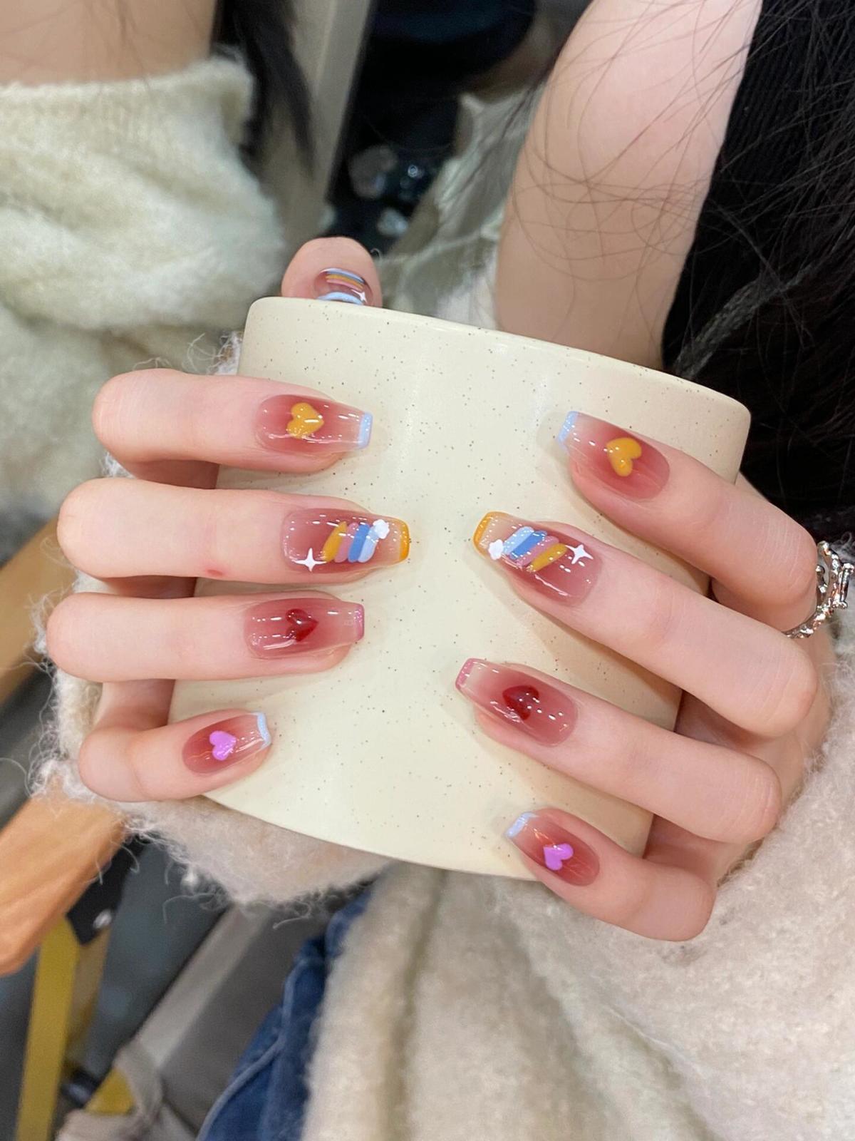 今日美甲分享🌹 将色彩斑斓的画卷 挂在你