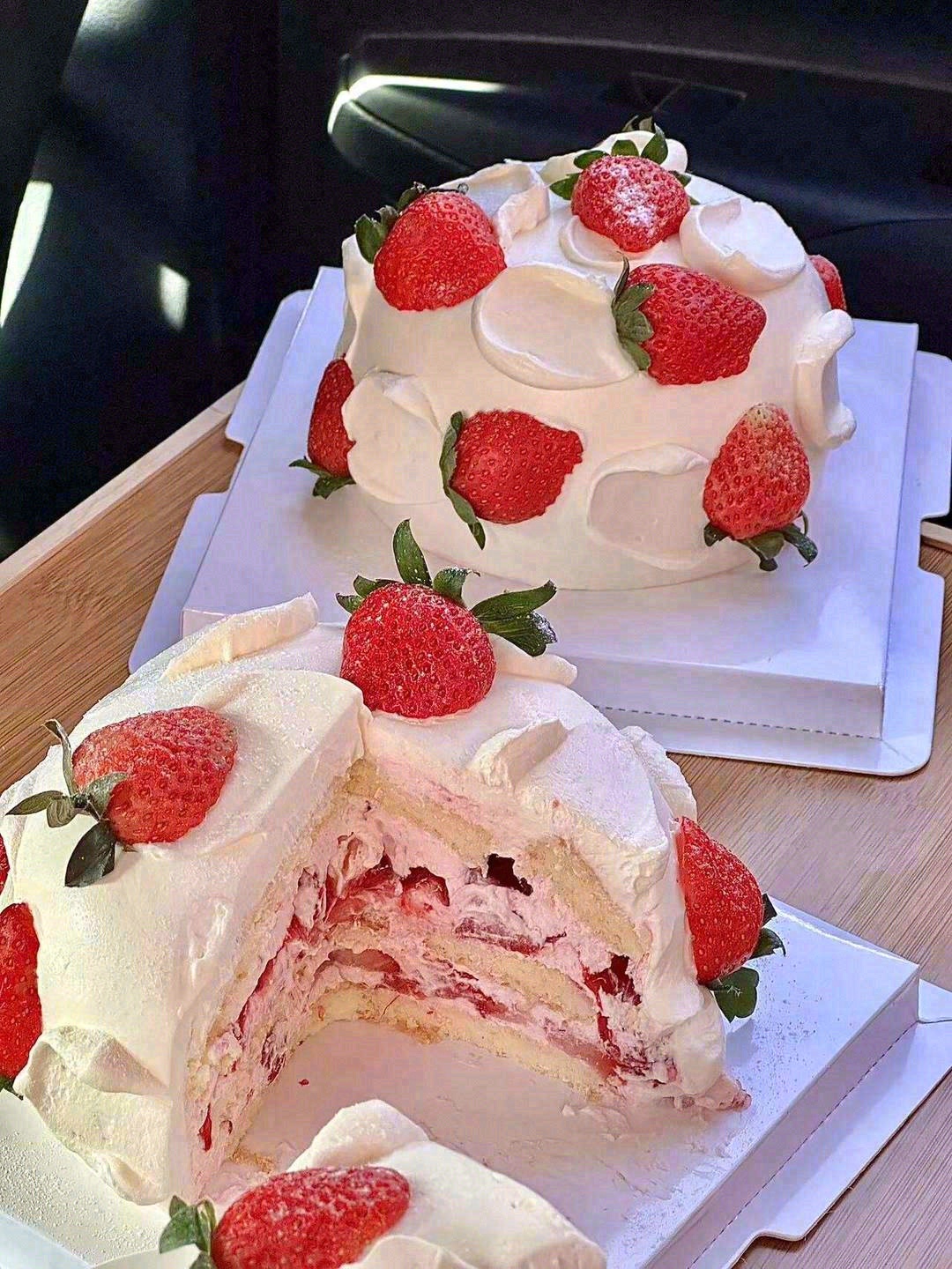 🌈生活需要加点甜，所以蛋糕和草莓更配🍓  配图2