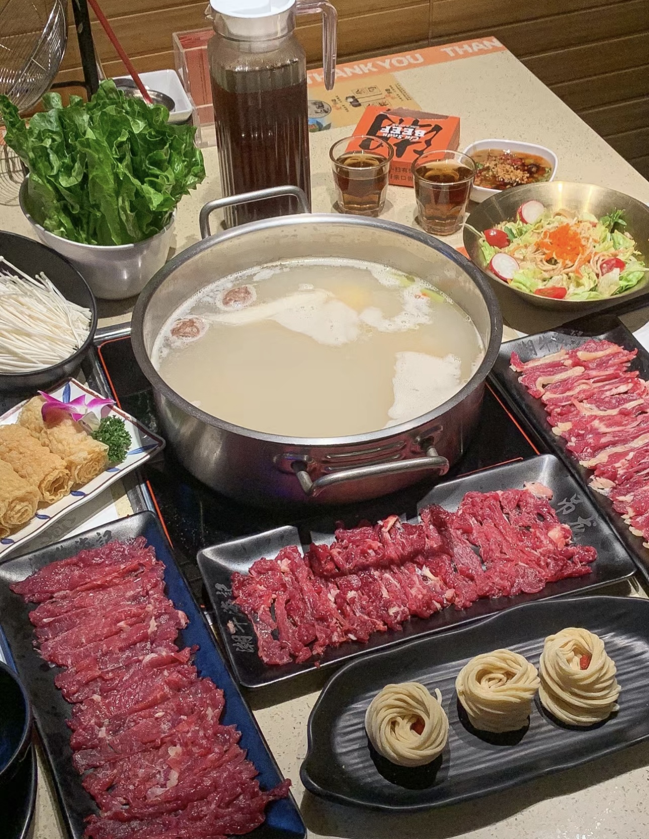 清汤涮牛肉火锅，鲜香原味绽放。精选上等牛 配图1