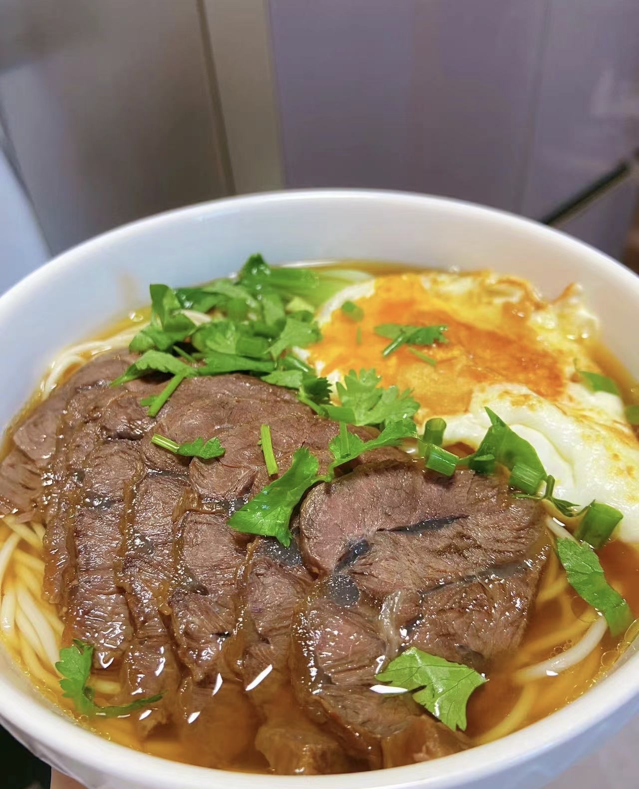汤底咸鲜又不油腻，牛肉软糯入味，加点辣椒 配图2