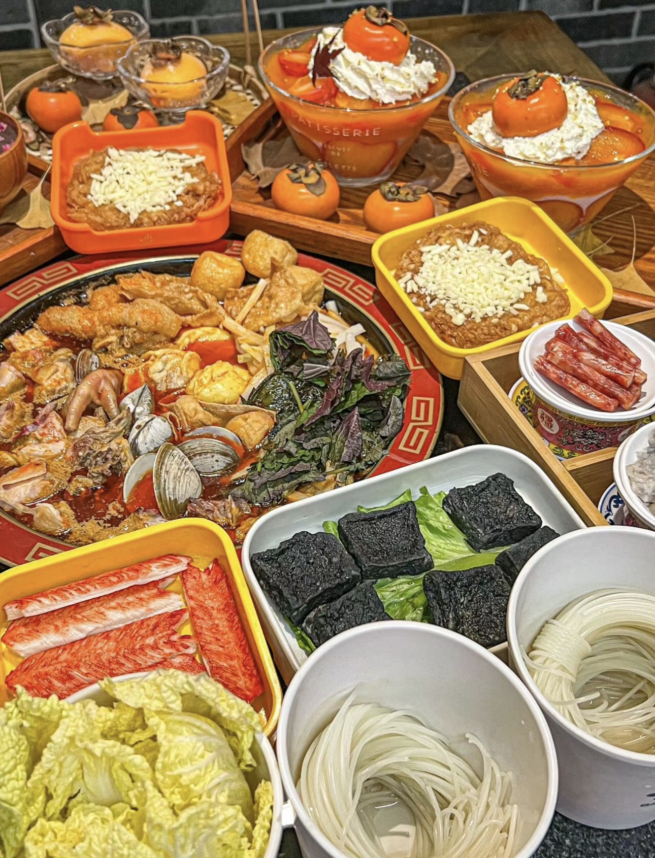沉浸在螺蛳粉火锅的热辣鲜香里，每一口都是 配图1