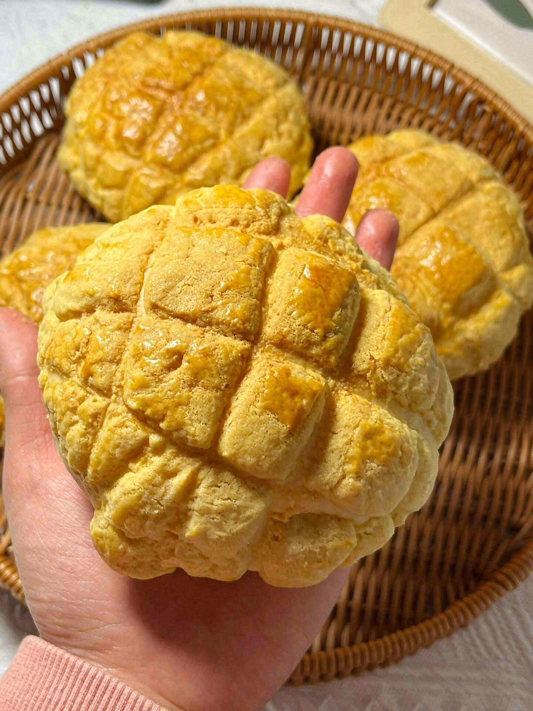 🥯香甜软糯的菠萝包，咬一口，就酥爆了💥  配图2