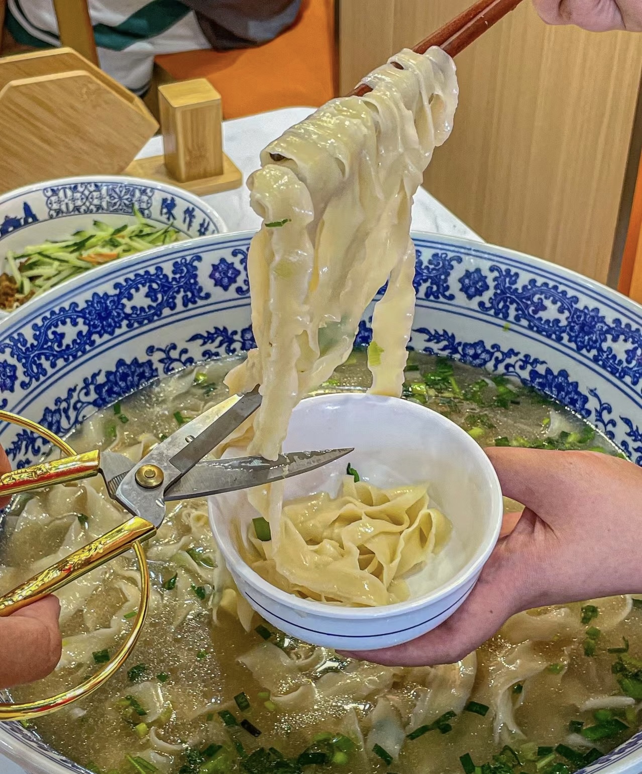 开面馆啦！这里有各种特色面条，鲜香四溢， 配图2