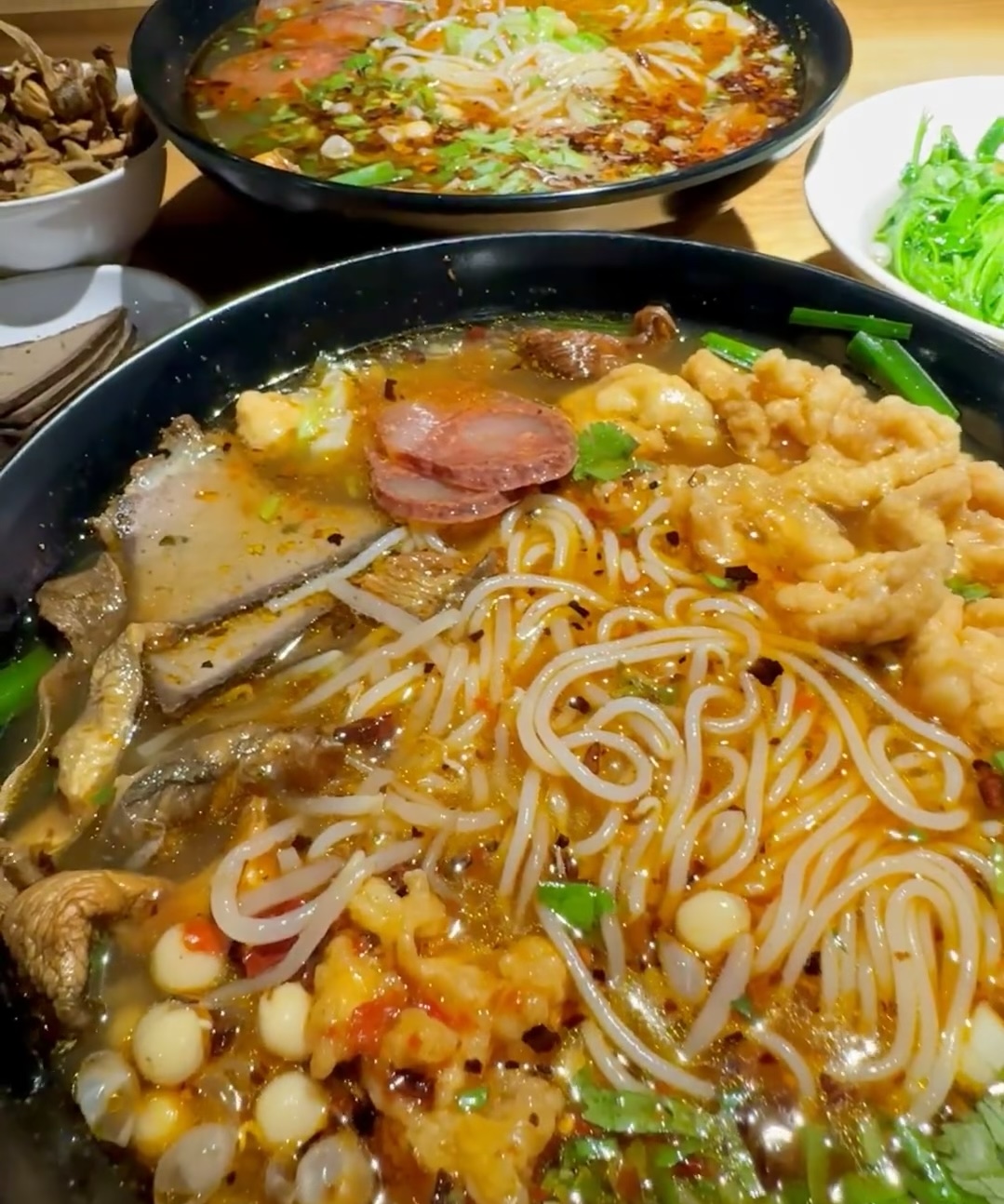 锅的汤盛满，再舀起一大坨鲜肉，摁实在锅壁 配图3