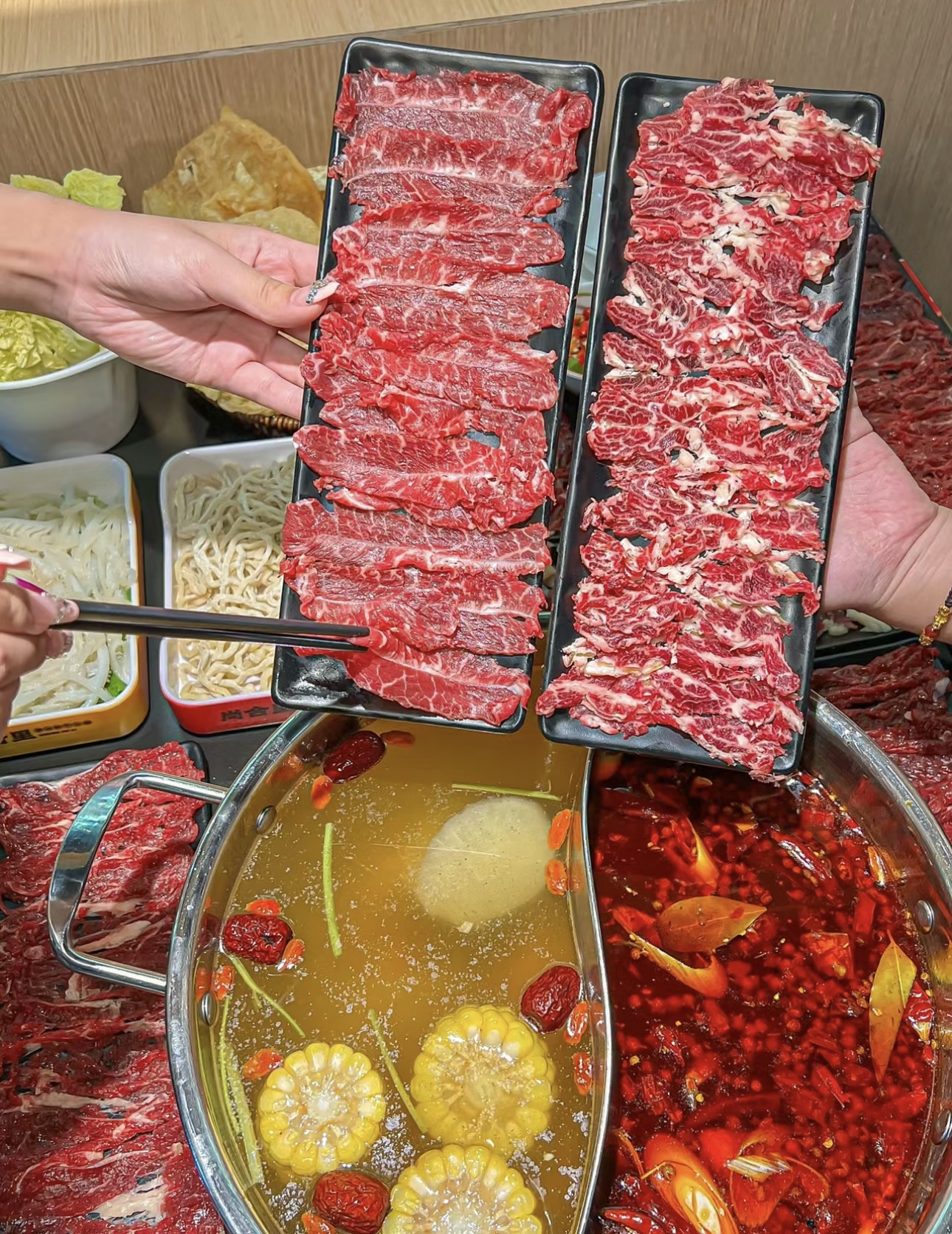鲜香麻辣，一锅尽享！来我们的火锅店，体验 配图1