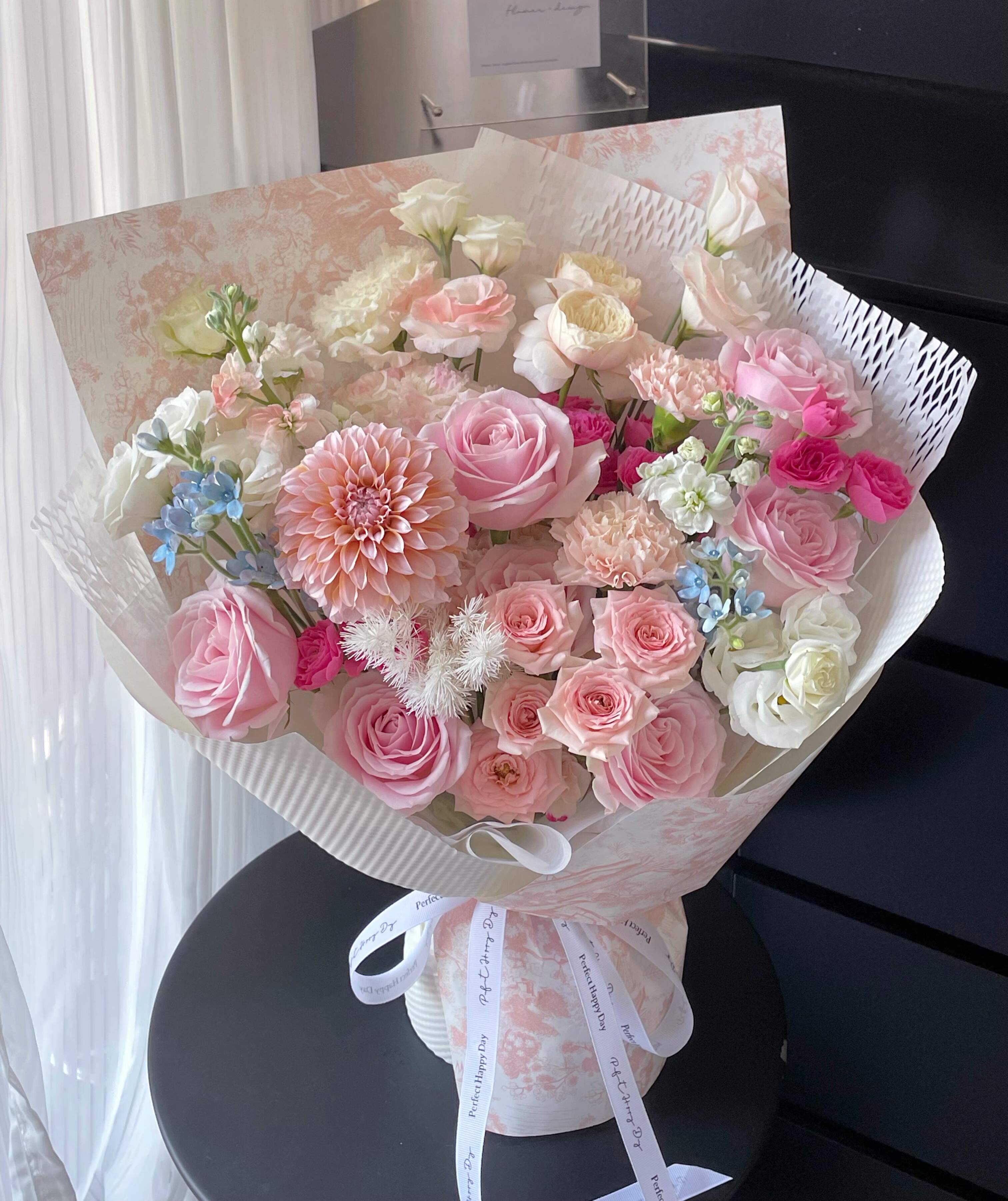 粉色是色彩 亦是藏不住的浪漫🌷 鲜花赠谁🌷 谁就捧着满心浪漫 配图2