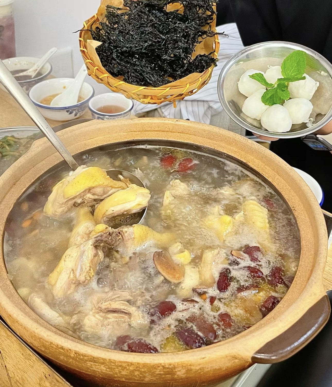 👀鲜嫩的鸡肉，在锅里炖煮得咕噜咕噜👀！  配图1