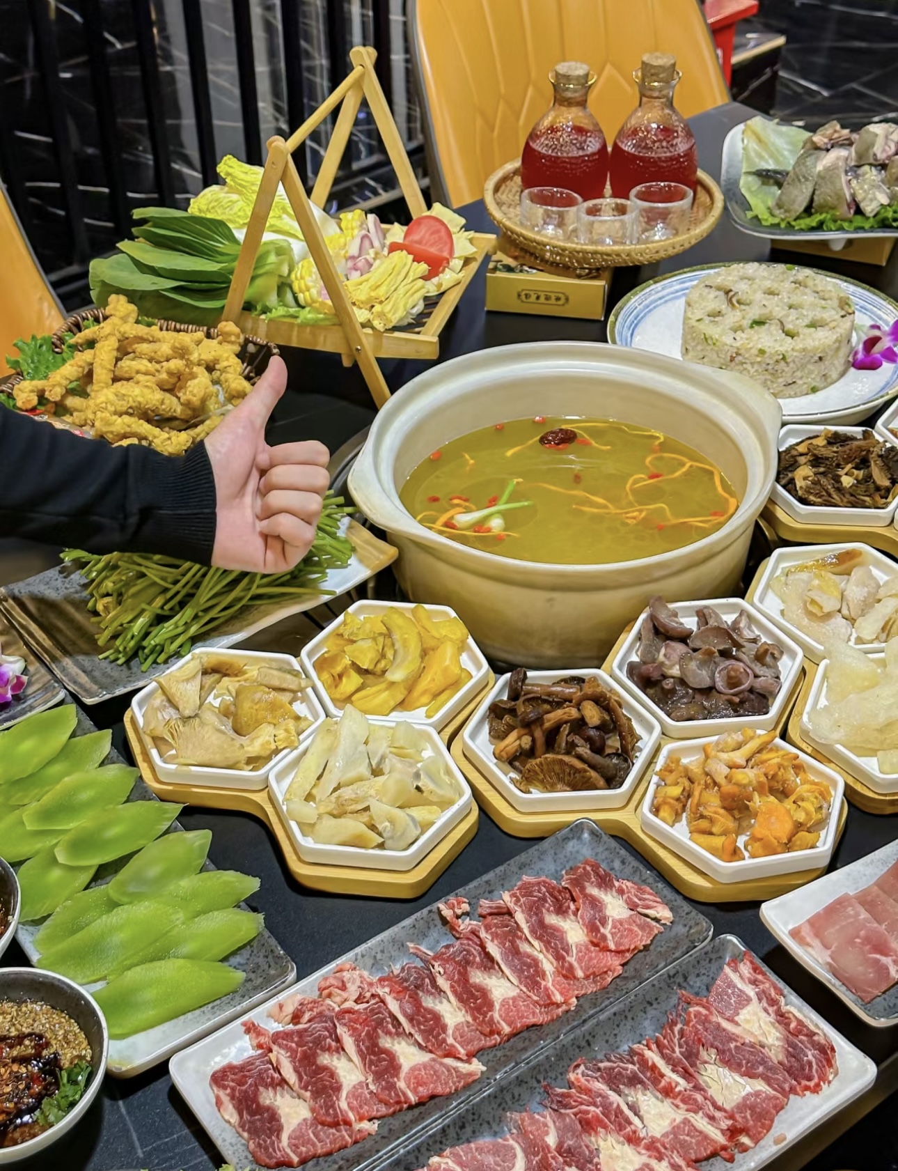 👀多种菌菇熬制的汤底，色泽诱人，香气扑鼻 配图1