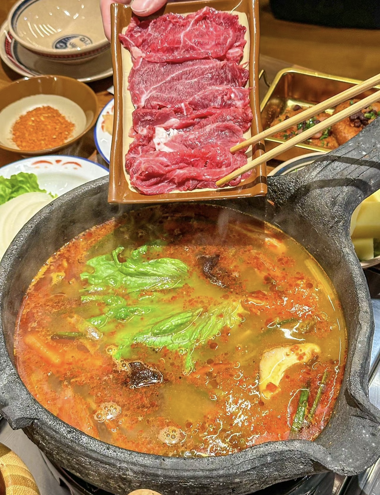 酸汤火锅，独特风味。汤汁浓郁，酸味开胃。 配图2