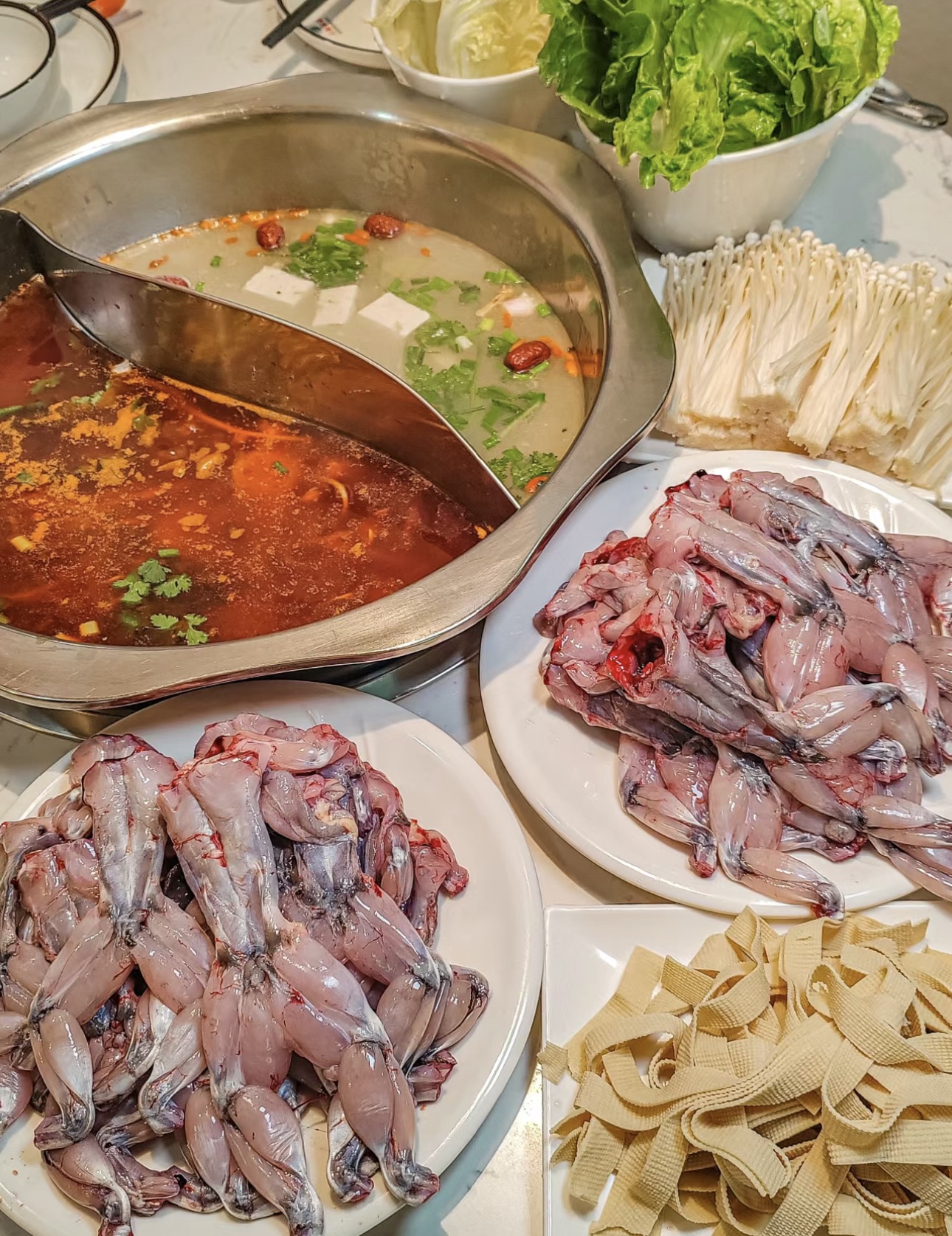 🐸田鸡火锅，舌尖上的美味😍！ 🥘现杀的田 配图1
