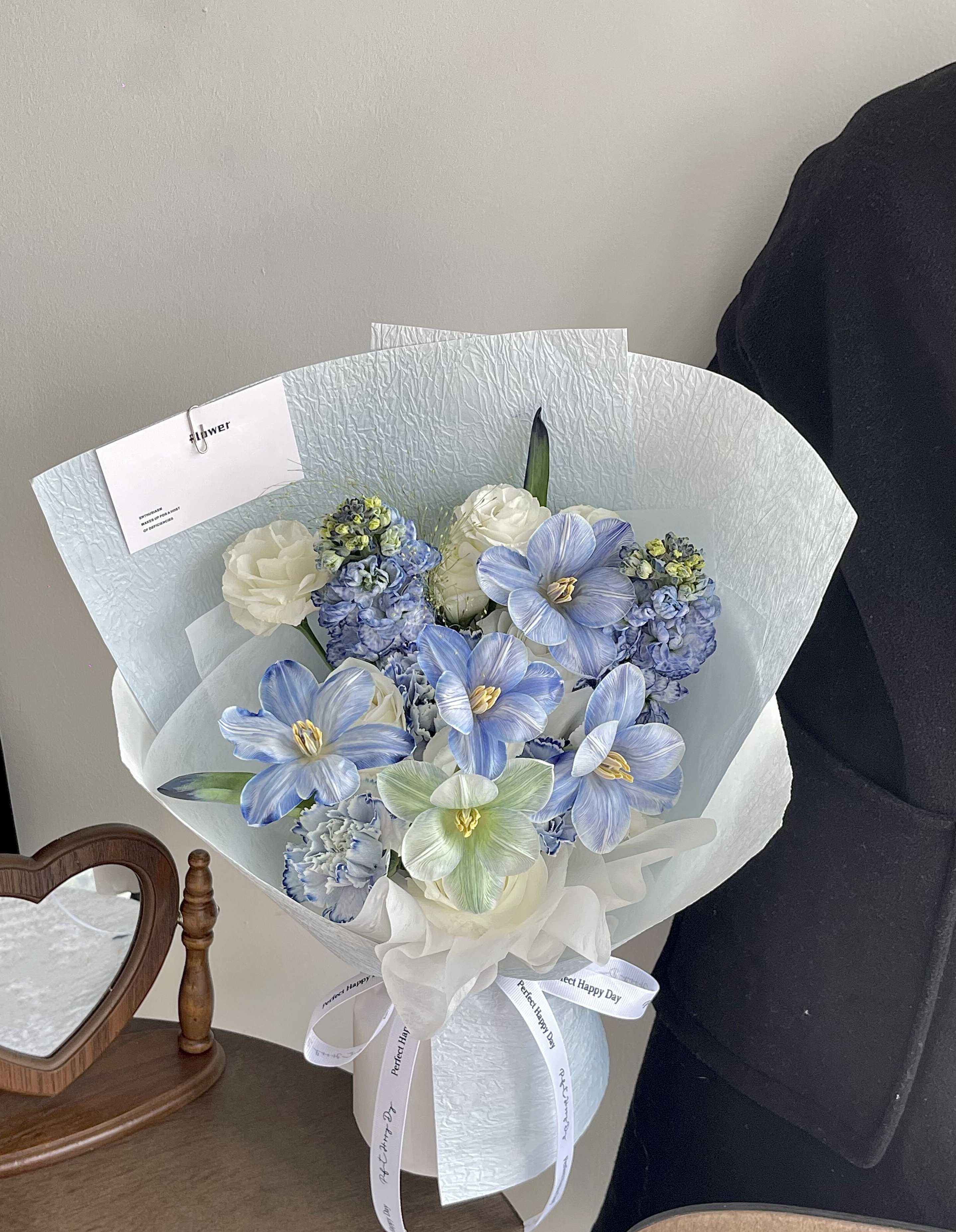 更喜欢蓝色郁金香🌷花语 永恒的爱情 不可 配图1