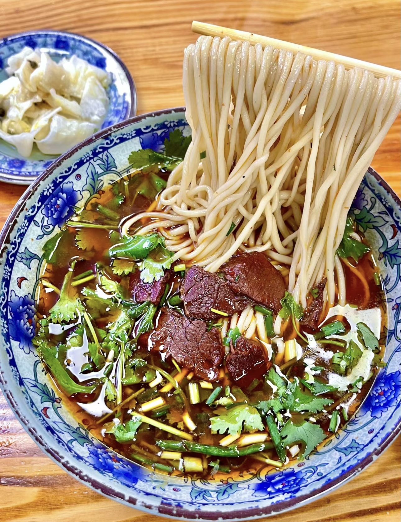 合肥牛肉面，面条筋道有嚼劲，牛肉大块又软 配图3