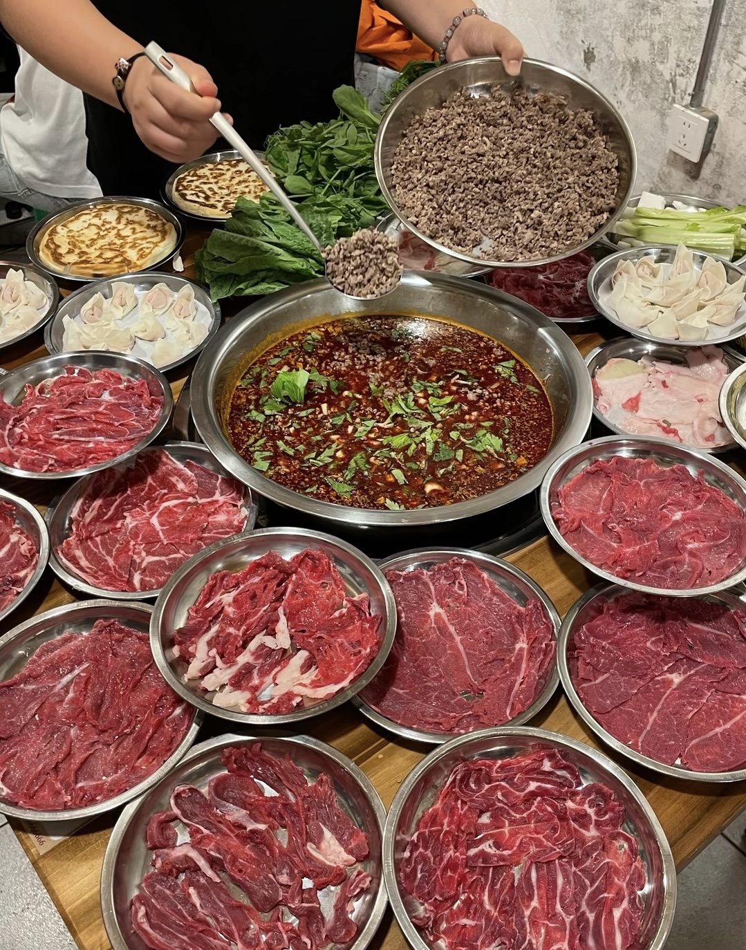 鲜到反人类的牛肉火锅。 确定今晚不下手？ 配图2