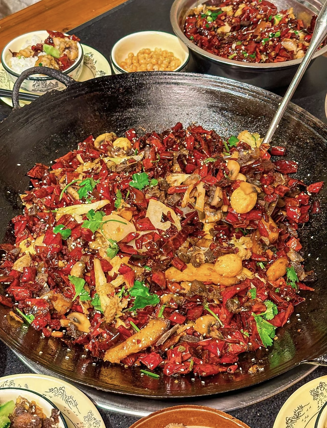 干锅牛蛙，一场舌尖上的热辣狂欢！健硕的牛 配图2