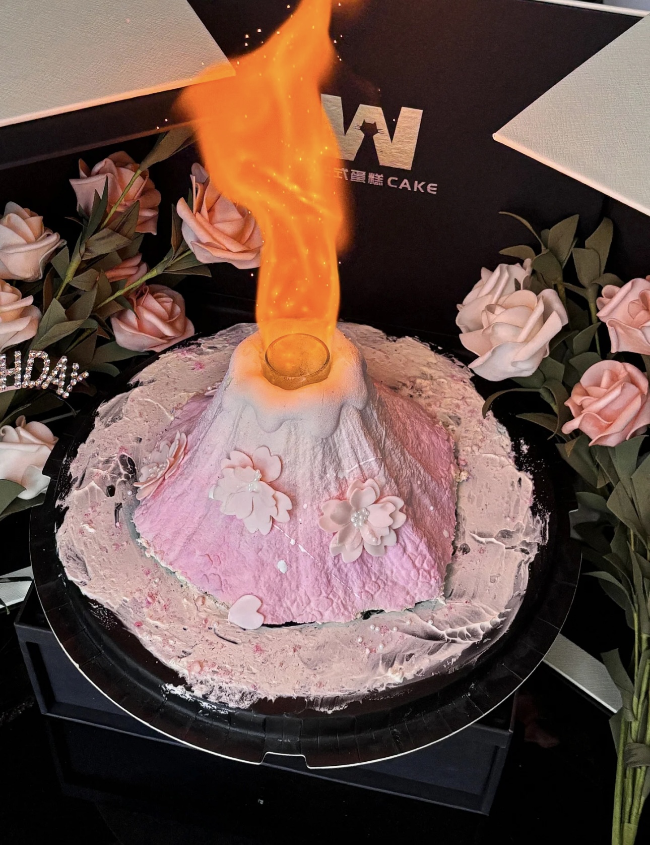 家人们，被这款樱花粉火山蛋糕美晕！🌸梦幻 配图2