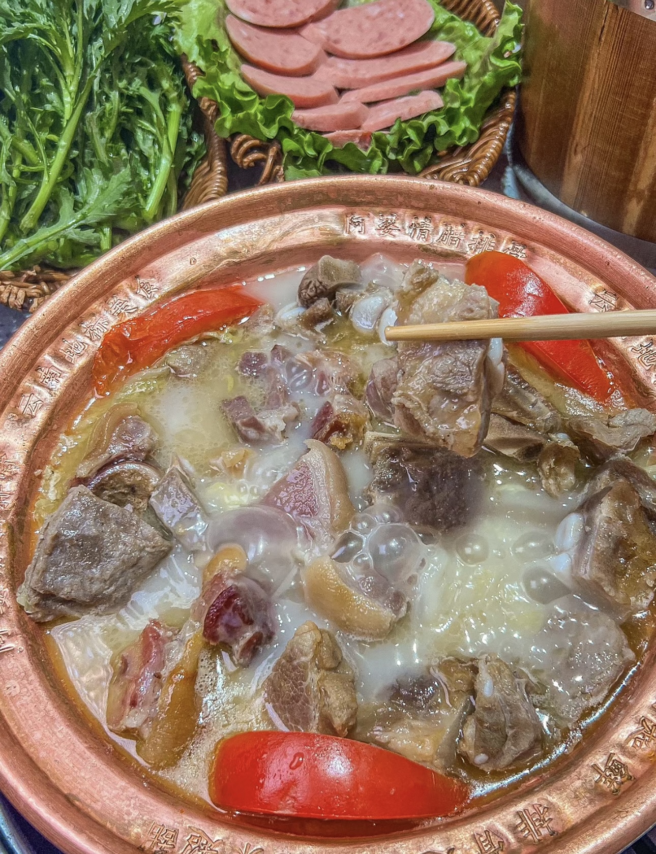 腊香浓郁的排骨，搭配丰富食材，煮成一锅美 配图2