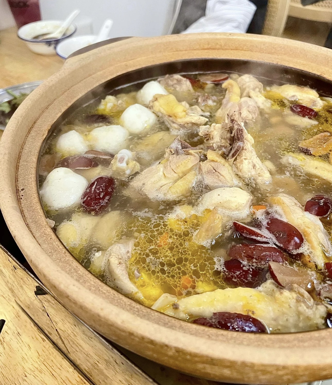 👀鲜嫩的鸡肉，在锅里炖煮得咕噜咕噜👀！  配图2