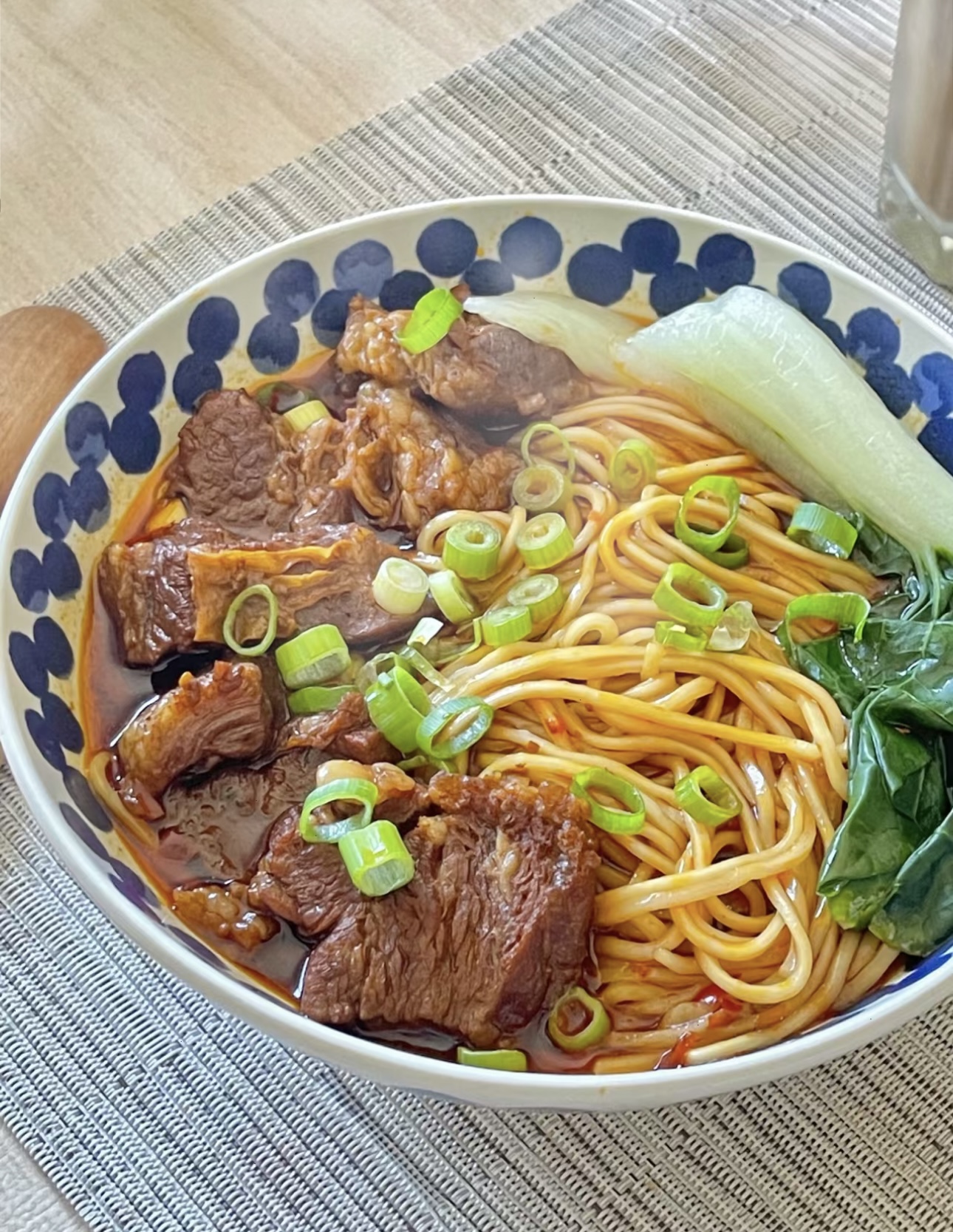 红烧牛肉面，经典的美味。大块牛肉炖得软烂 配图2