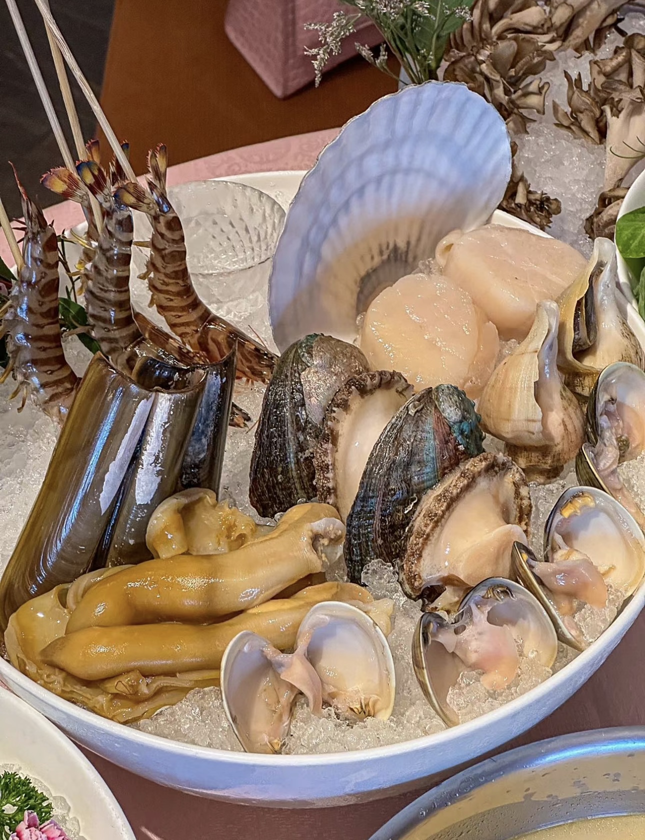 港式火锅，精致之选。浓郁汤底，食材上乘。 配图2
