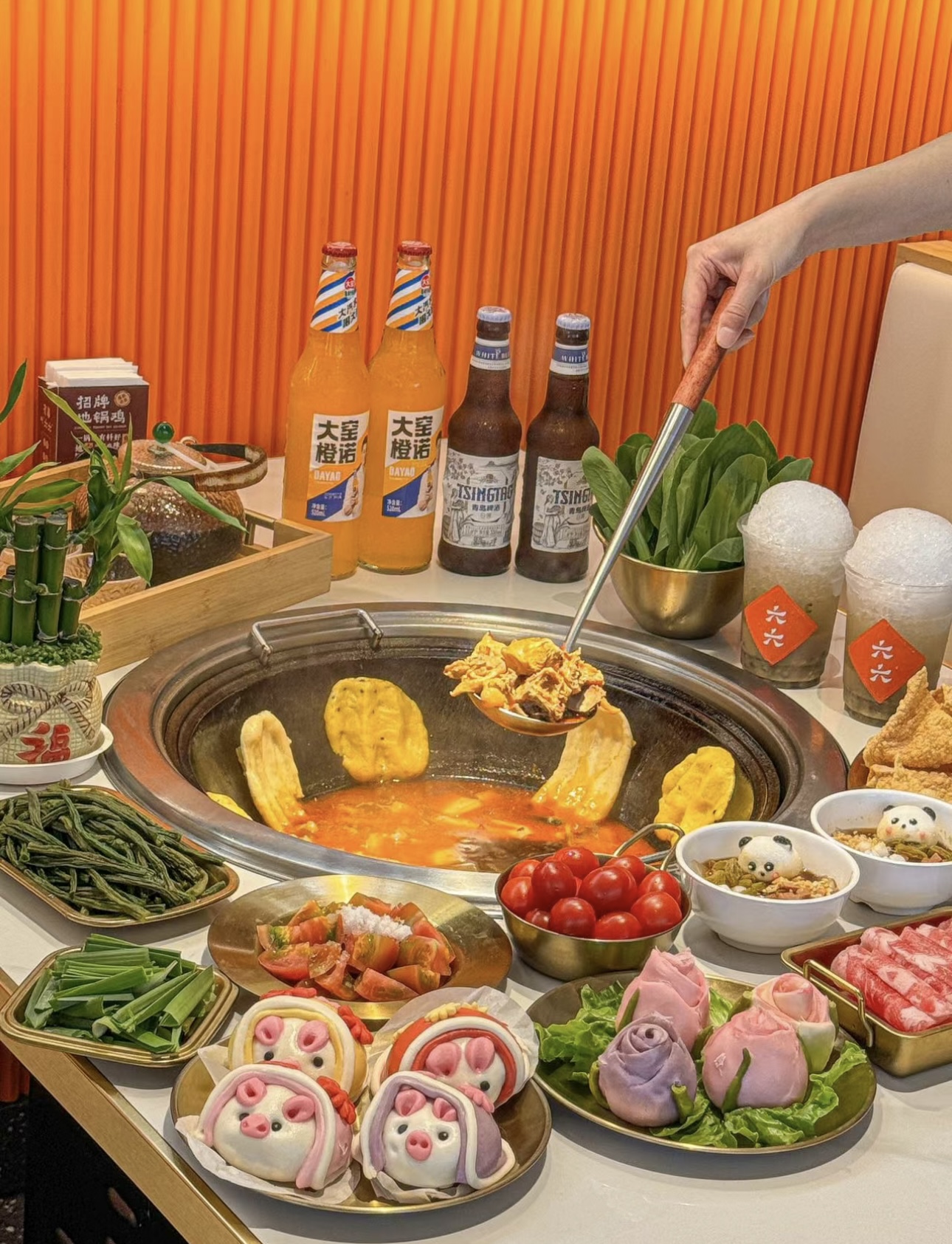 地锅鸡，传统美味的代表。鸡肉鲜嫩多汁，铁 配图1