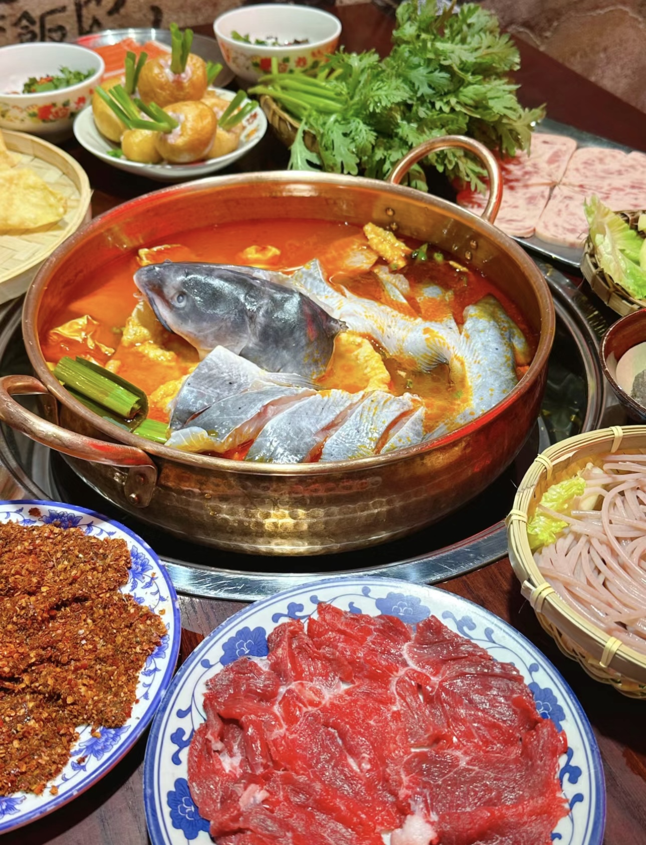 酸香四溢的酸汤鱼火锅来啦！新鲜鱼肉在酸辣 配图1