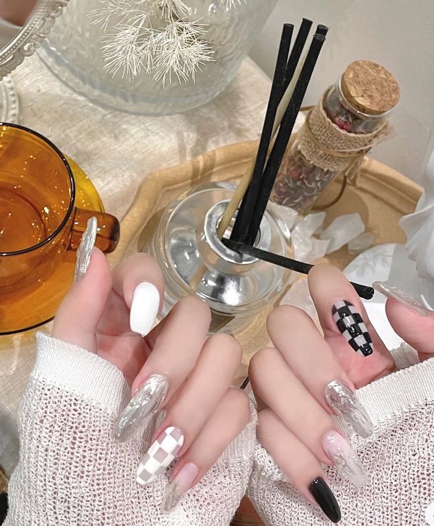 高级辣妹美甲🤍🖤 鸳鸯镜面棋盘格美甲 黑 配图3