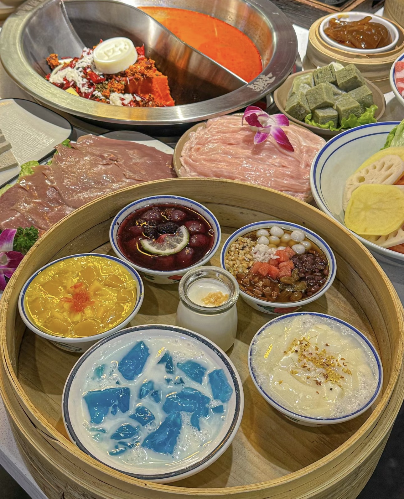 红汤翻滚，食材跳跃，麻辣鲜香刺激着味蕾， 配图3