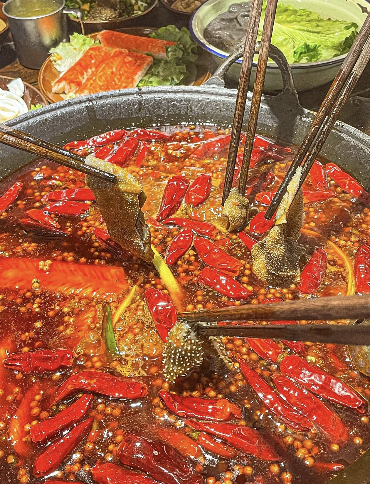 重庆老火锅，犹如一座舌尖上的火焰山。辣得 配图2