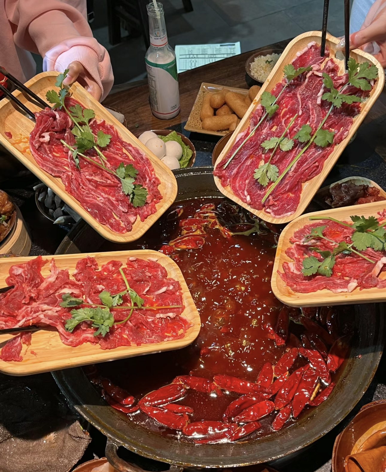 重庆火锅，麻辣鲜香！火红的锅底翻腾着热情 配图3