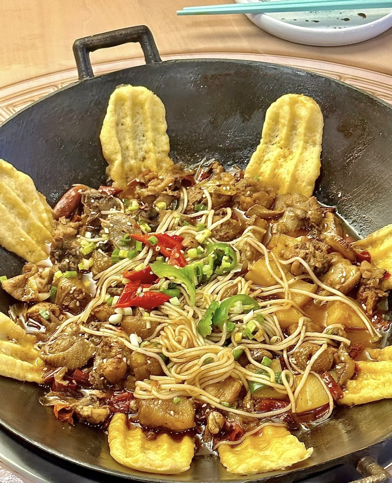 锅鸡真的好好吃啊～新鲜的鸡肉配上玉米饼真 配图1