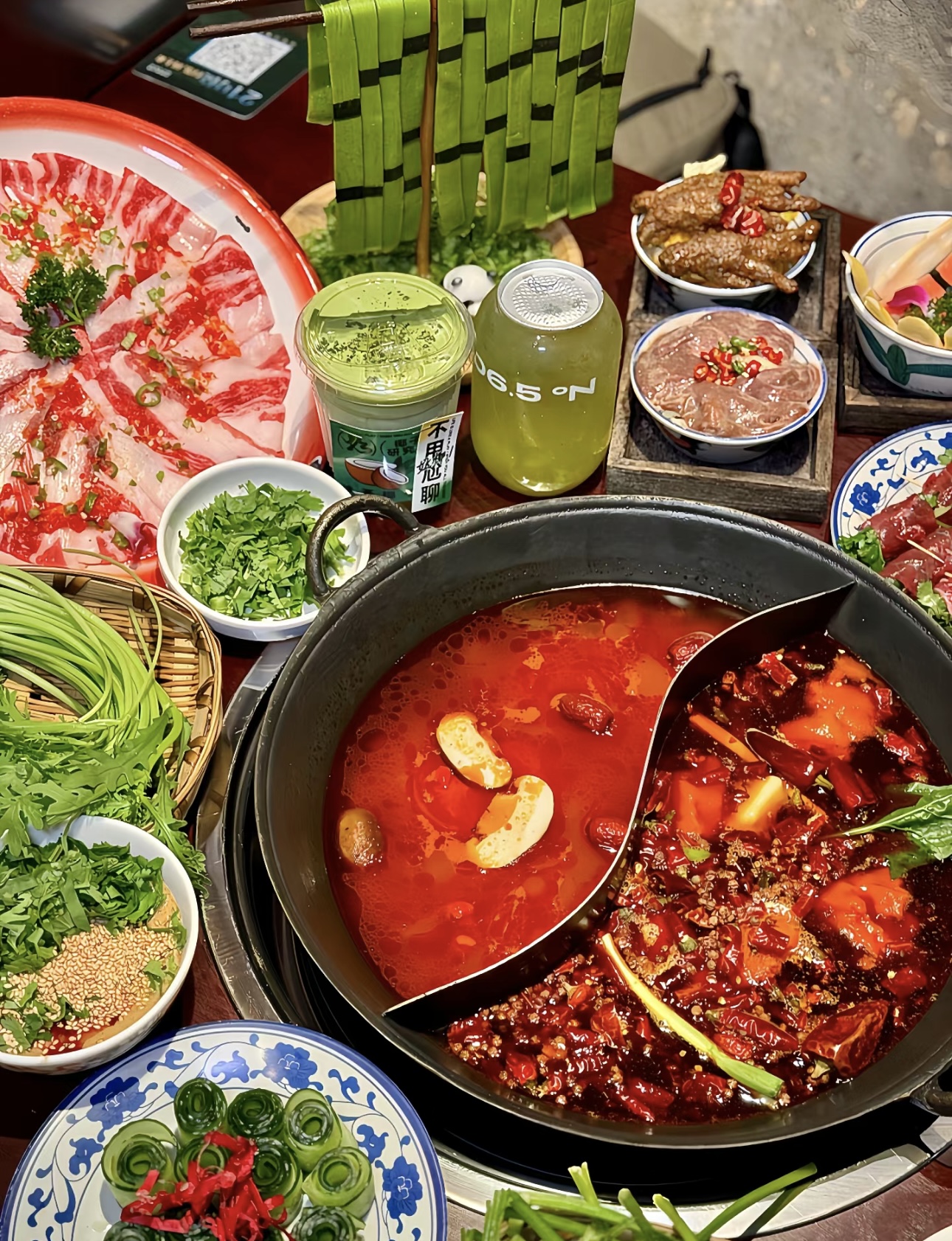 重庆老火锅，鲜香麻辣，地道风味。锅底红油 配图2