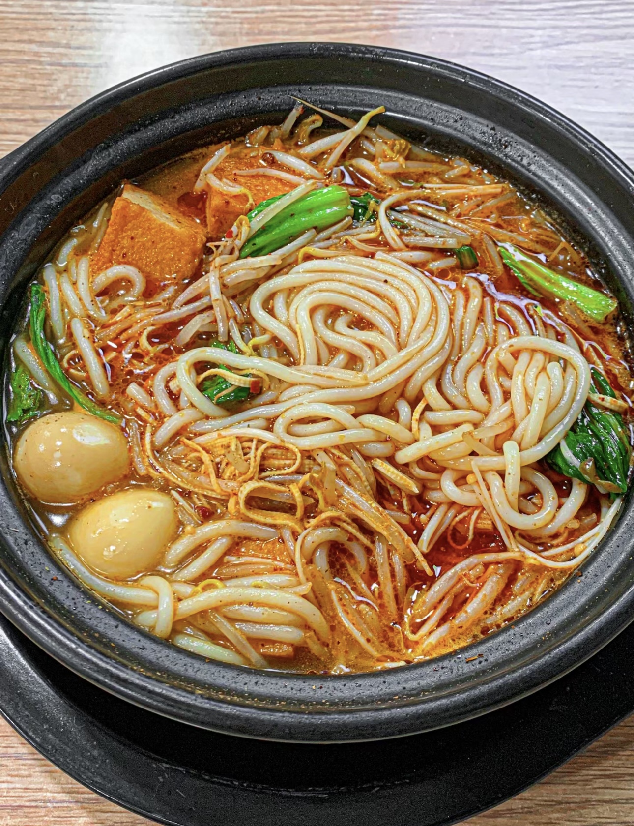热气腾腾的砂锅米线，各种食材在砂锅中翻滚 配图1